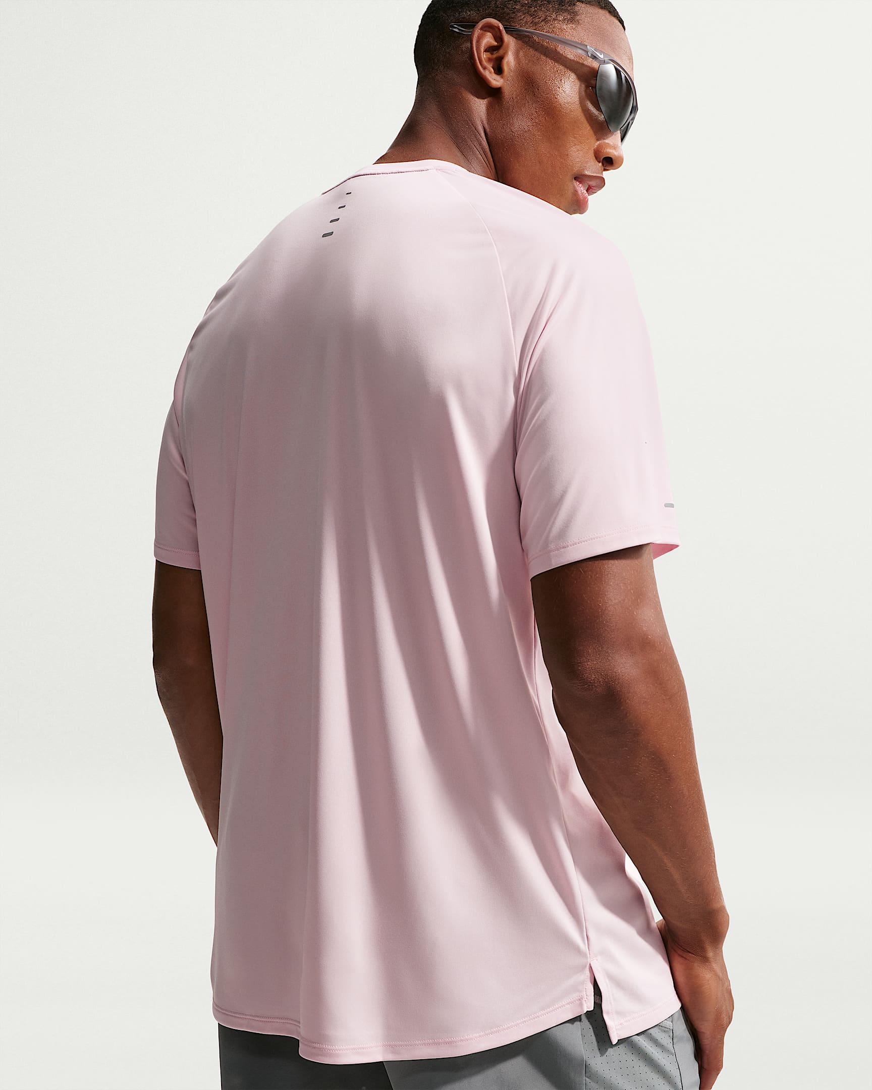 Playera de correr de manga corta Dri-FIT ADV para hombre Nike Stride - Rojo sedimento