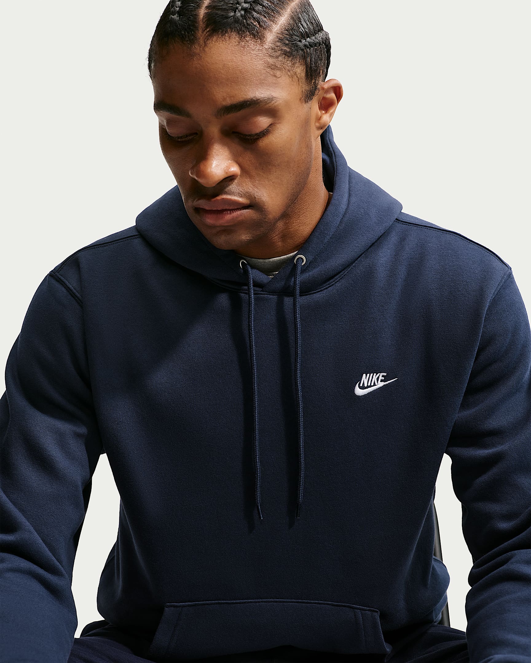 Felpa pullover in fleece con cappuccio Nike Club – Uomo - Ossidiana/Ossidiana/Bianco
