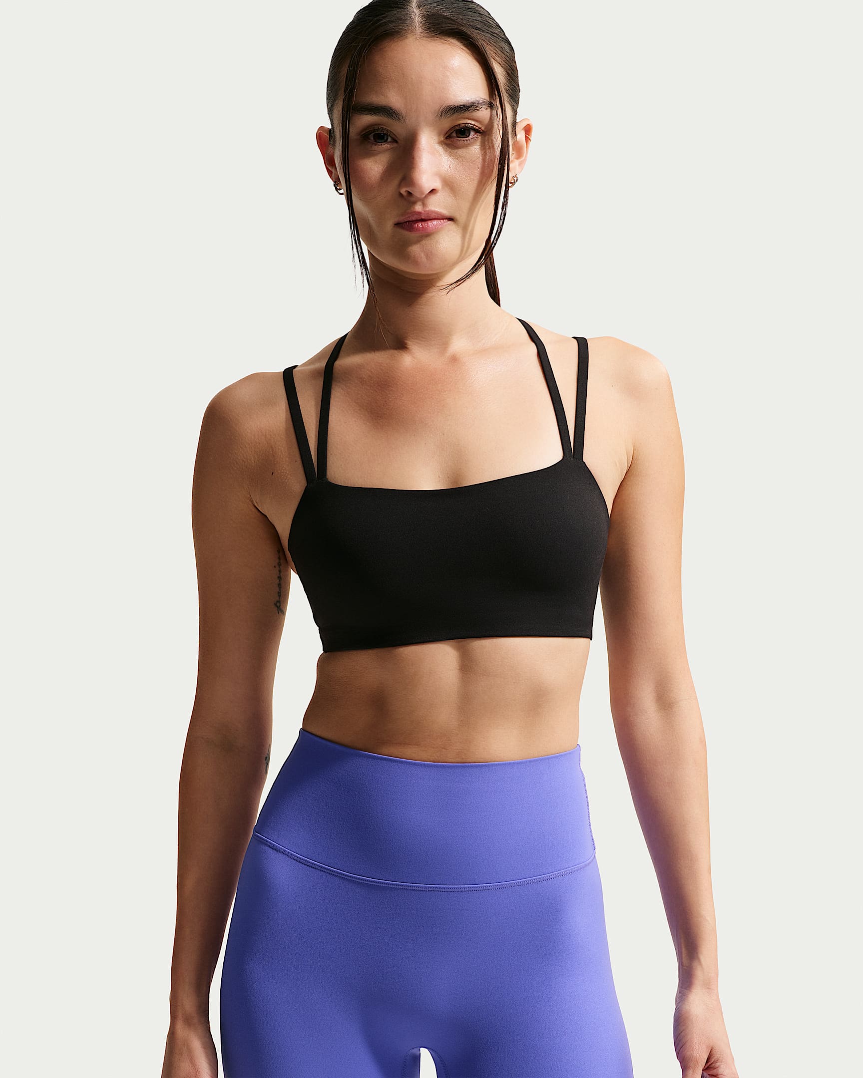สปอร์ตบราผู้หญิงซัพพอร์ตบางเบาเสริมฟองน้ำ Nike Zenvy Strappy - ดำ/Cool Grey