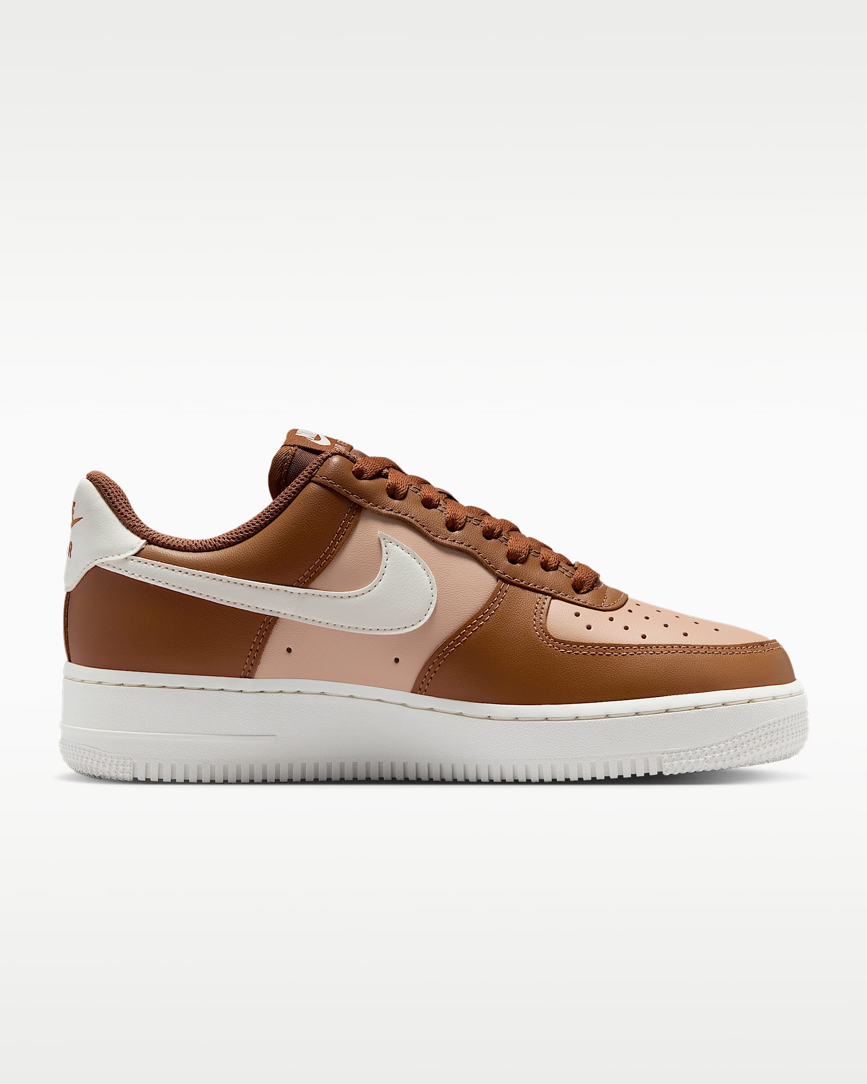 Tenis Nike Air Force 1 '07 para mujer - Tostado británico claro/Cáñamo/Oro metalizado/Vela