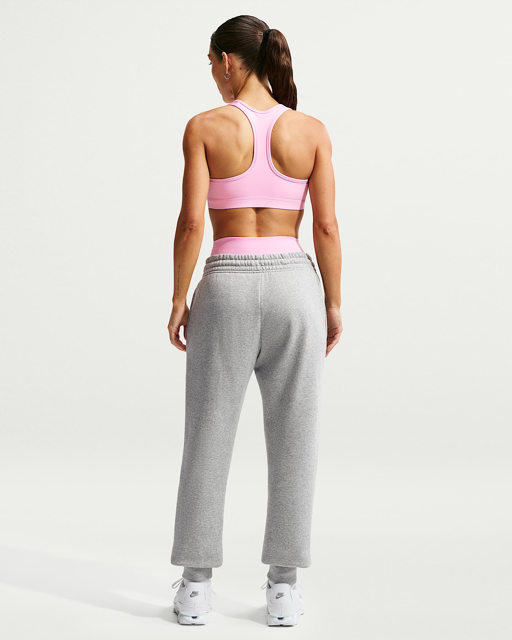 Dámská sportovní podprsenka s vycpávkami Nike Swoosh se střední oporou - Pink Rise/Bílá