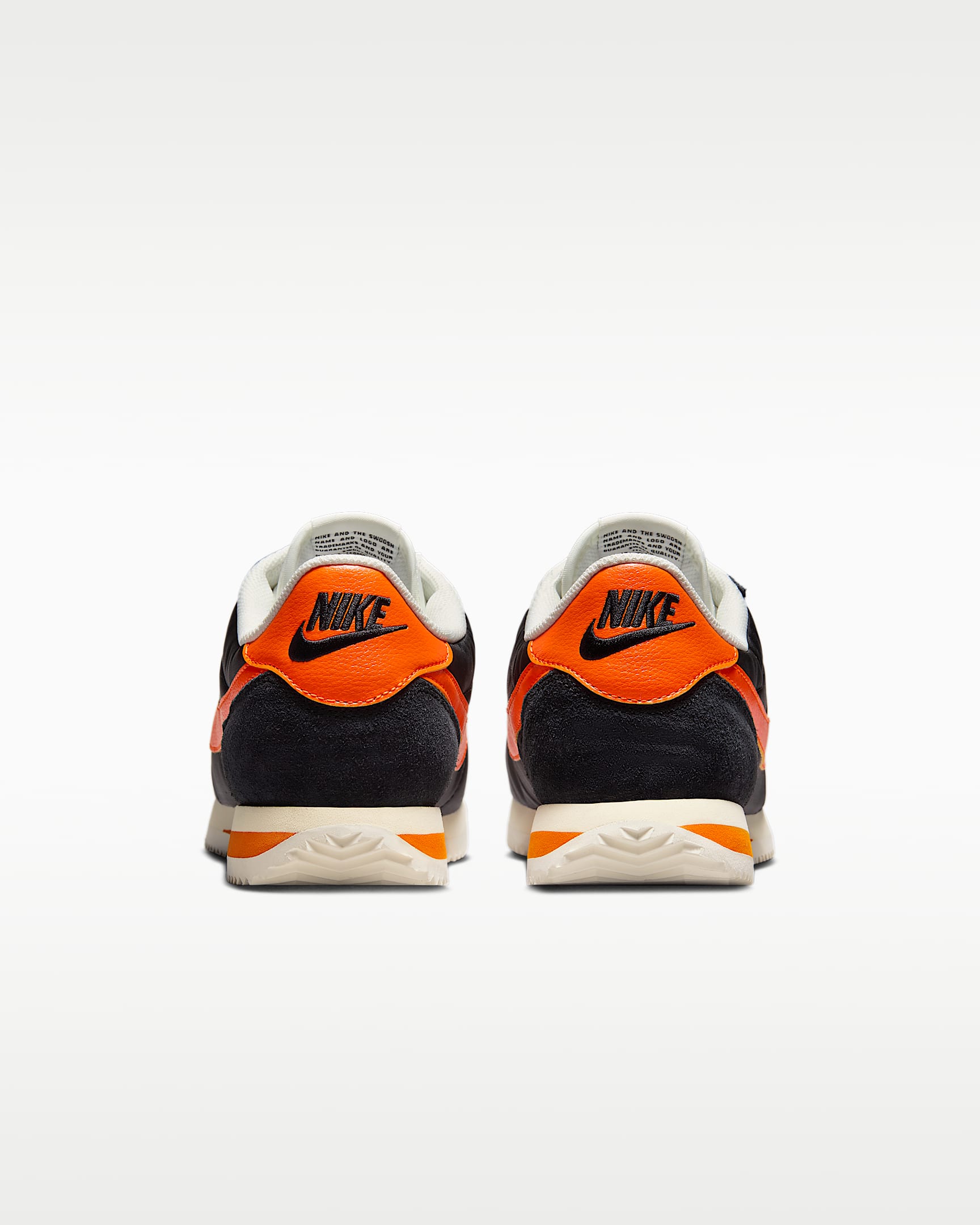 Tenis para hombre Nike Cortez Textile - Negro/Vela/Muselina/Naranja seguridad