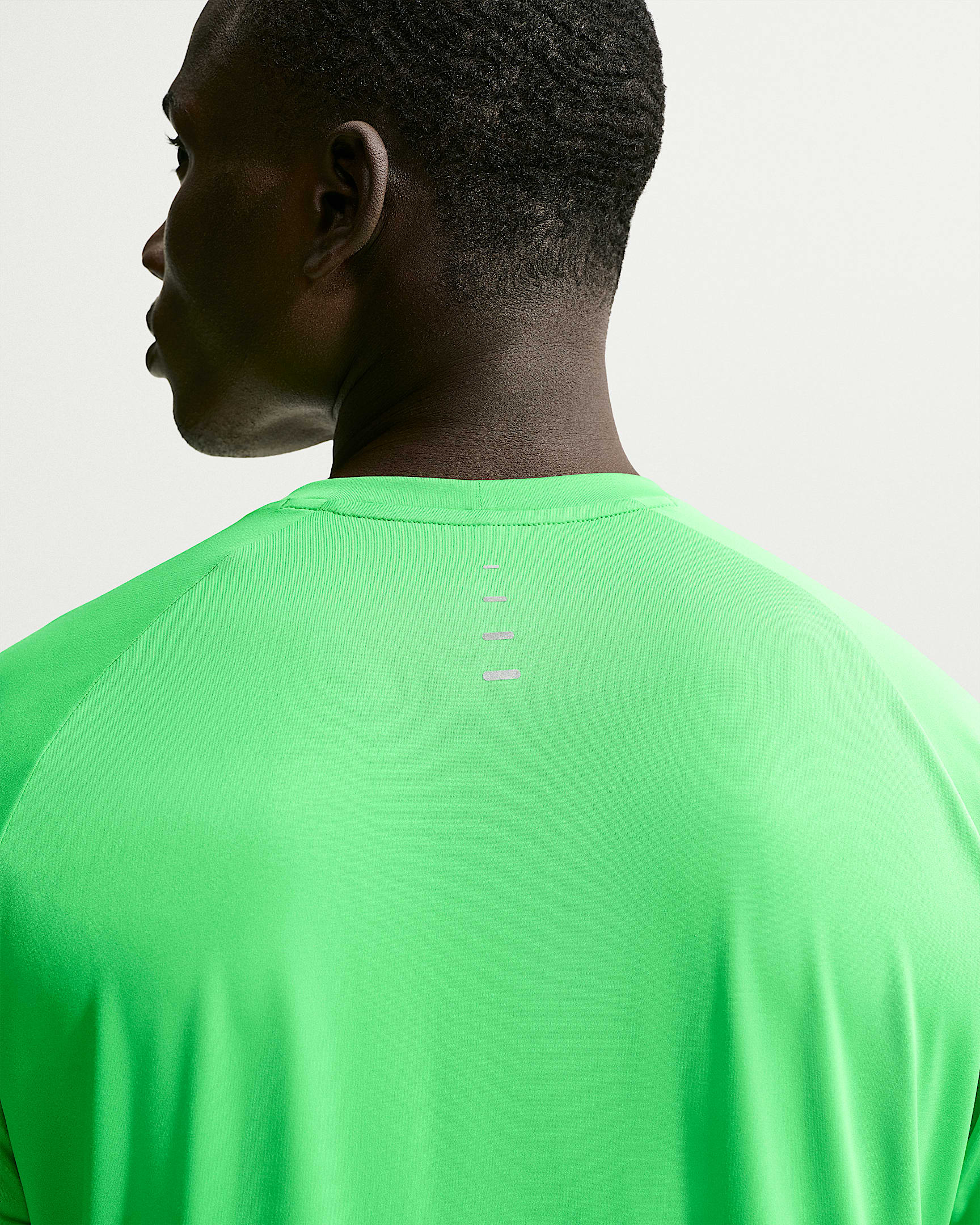 Kortärmad löpartröja Nike Stride Dri-FIT ADV för män - Green Spark