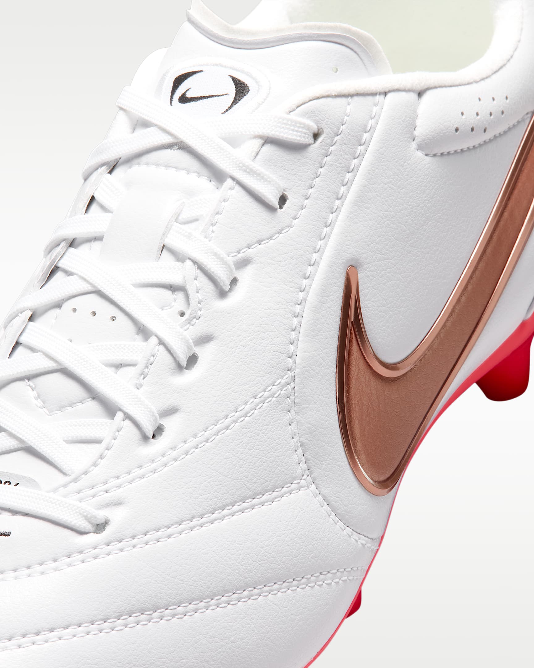 Tacos de fútbol para pasto artificial de corte low Nike Tiempo Ligera Pro - Blanco/Carmesí brillante/Difuso
