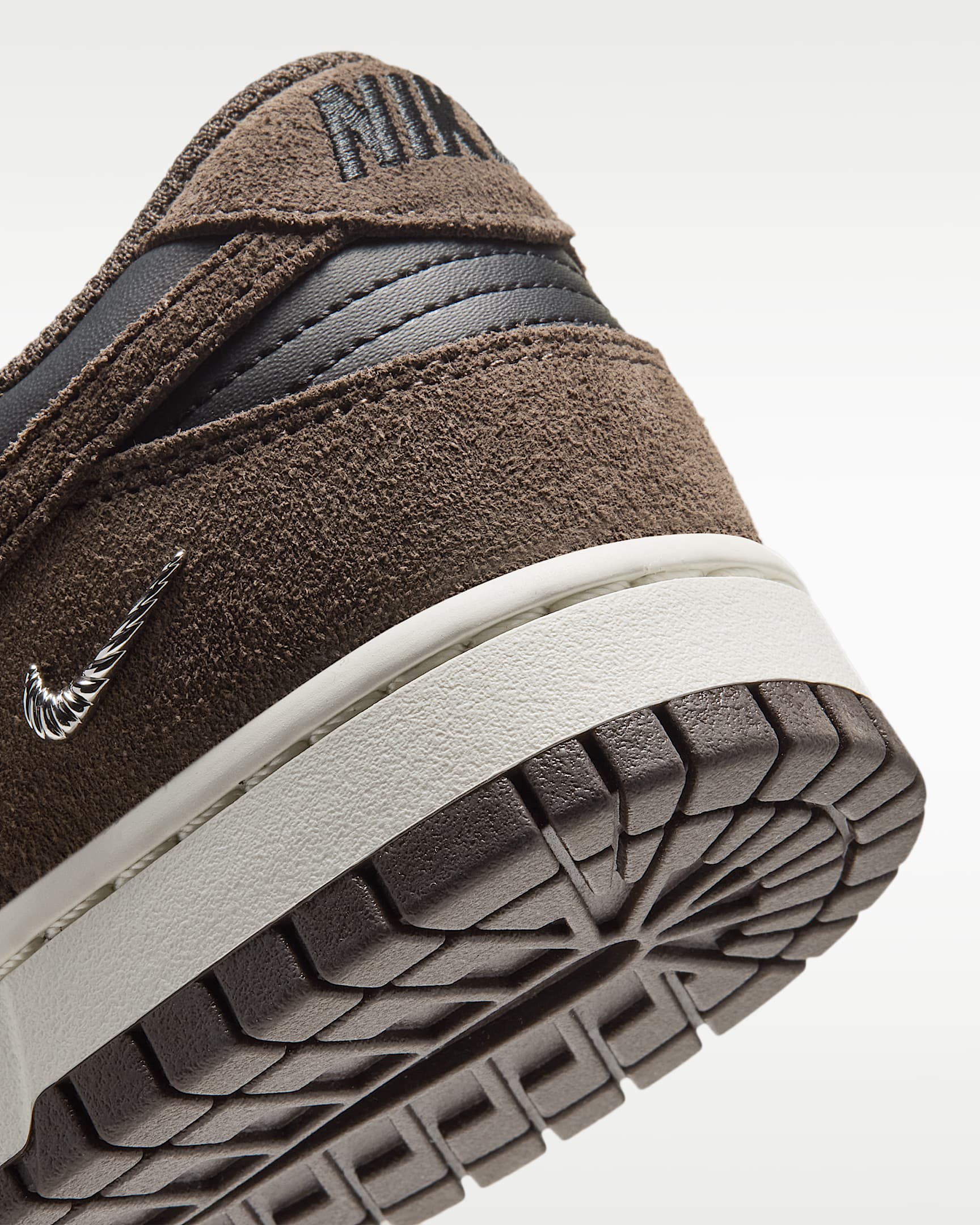 Chaussure Nike Dunk Low Suede pour femme - Noir/Sail/Metallic Silver/Baroque Brown