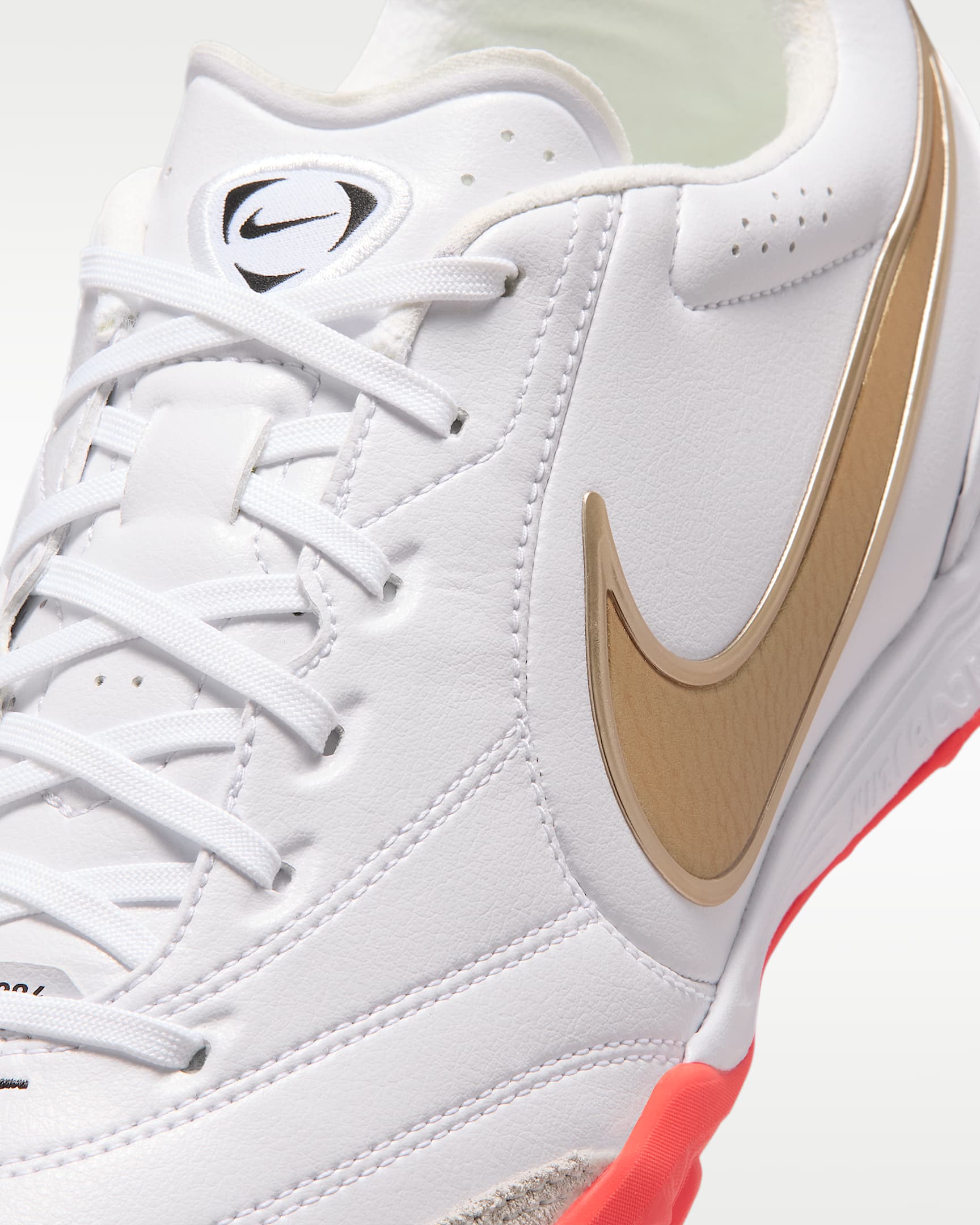 รองเท้าฟุตบอลไม่หุ้มข้อสำหรับพื้นสนามหญ้าเทียมสั้น Nike Tiempo Ligera Pro - ขาว/Bright Crimson/Blur