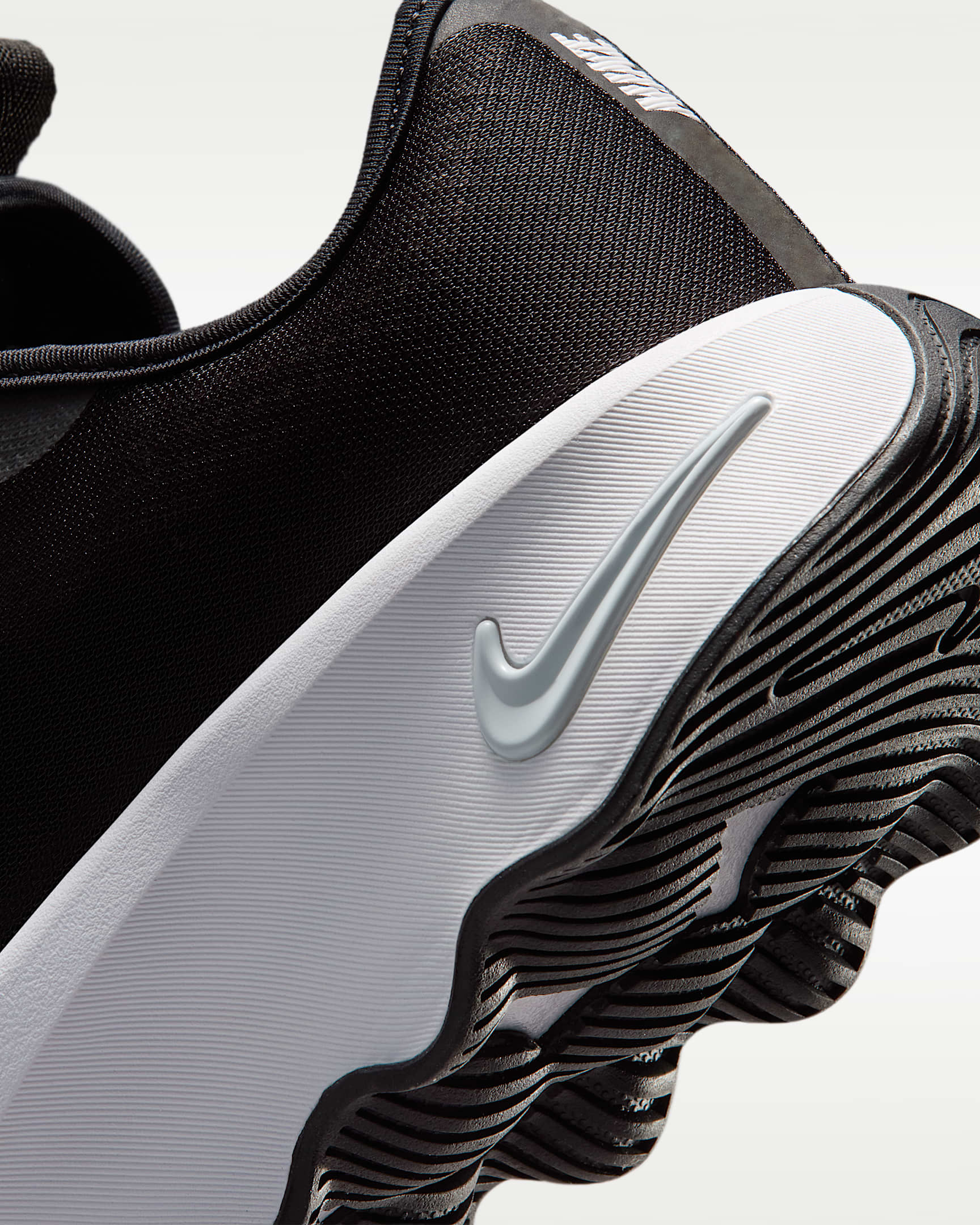 รองเท้าเดินผู้หญิง Nike Motiva 2 - ดำ/Pure Platinum/ขาว