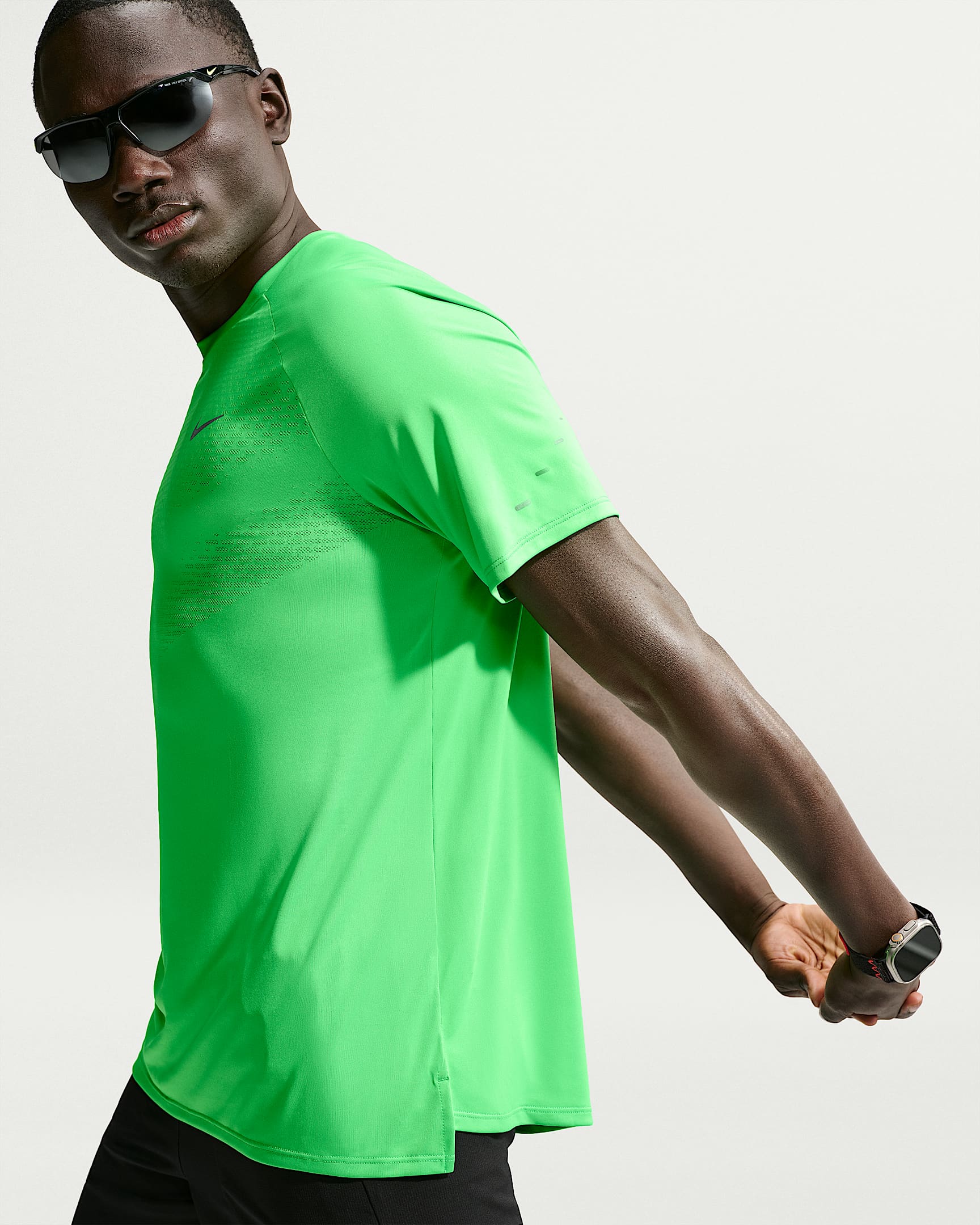Kortärmad löpartröja Nike Stride Dri-FIT ADV för män - Green Spark
