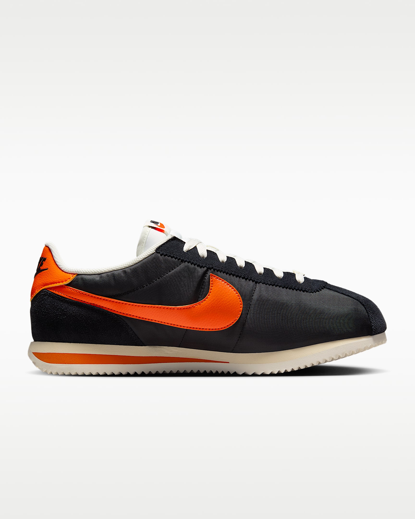 Tenis para hombre Nike Cortez Textile - Negro/Vela/Muselina/Naranja seguridad