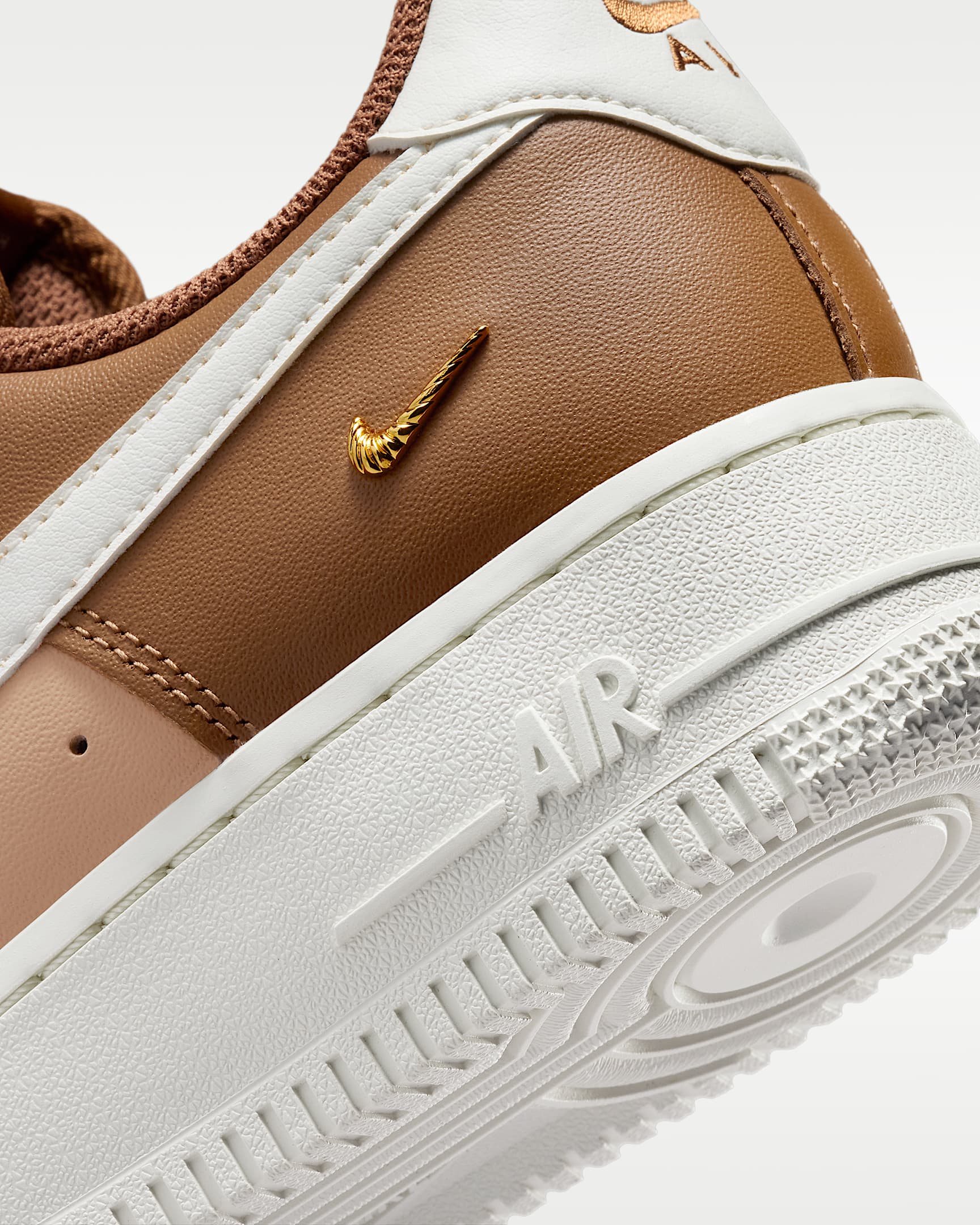 Tenis Nike Air Force 1 '07 para mujer - Tostado británico claro/Cáñamo/Oro metalizado/Vela