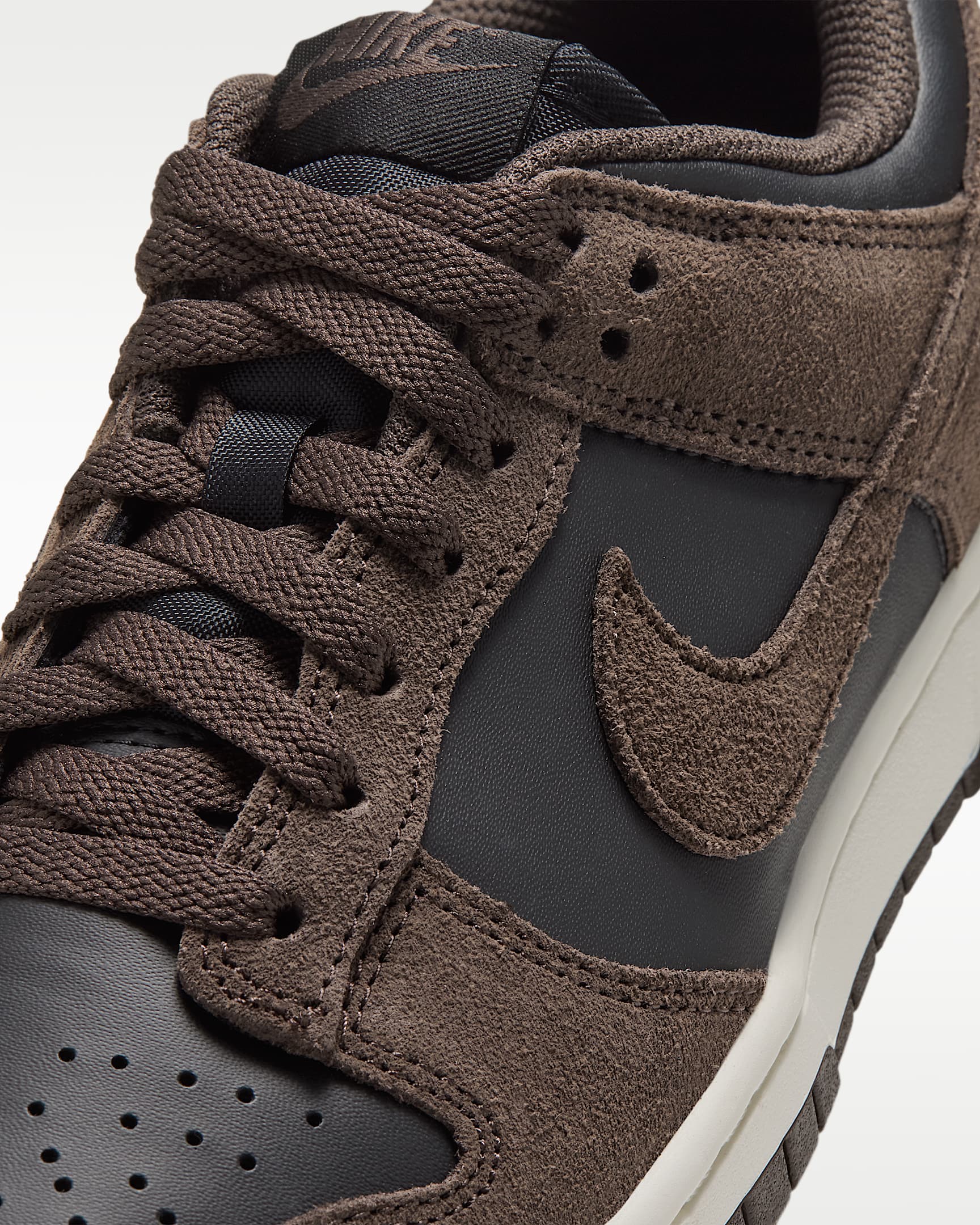 Chaussure Nike Dunk Low Suede pour femme - Noir/Sail/Metallic Silver/Baroque Brown