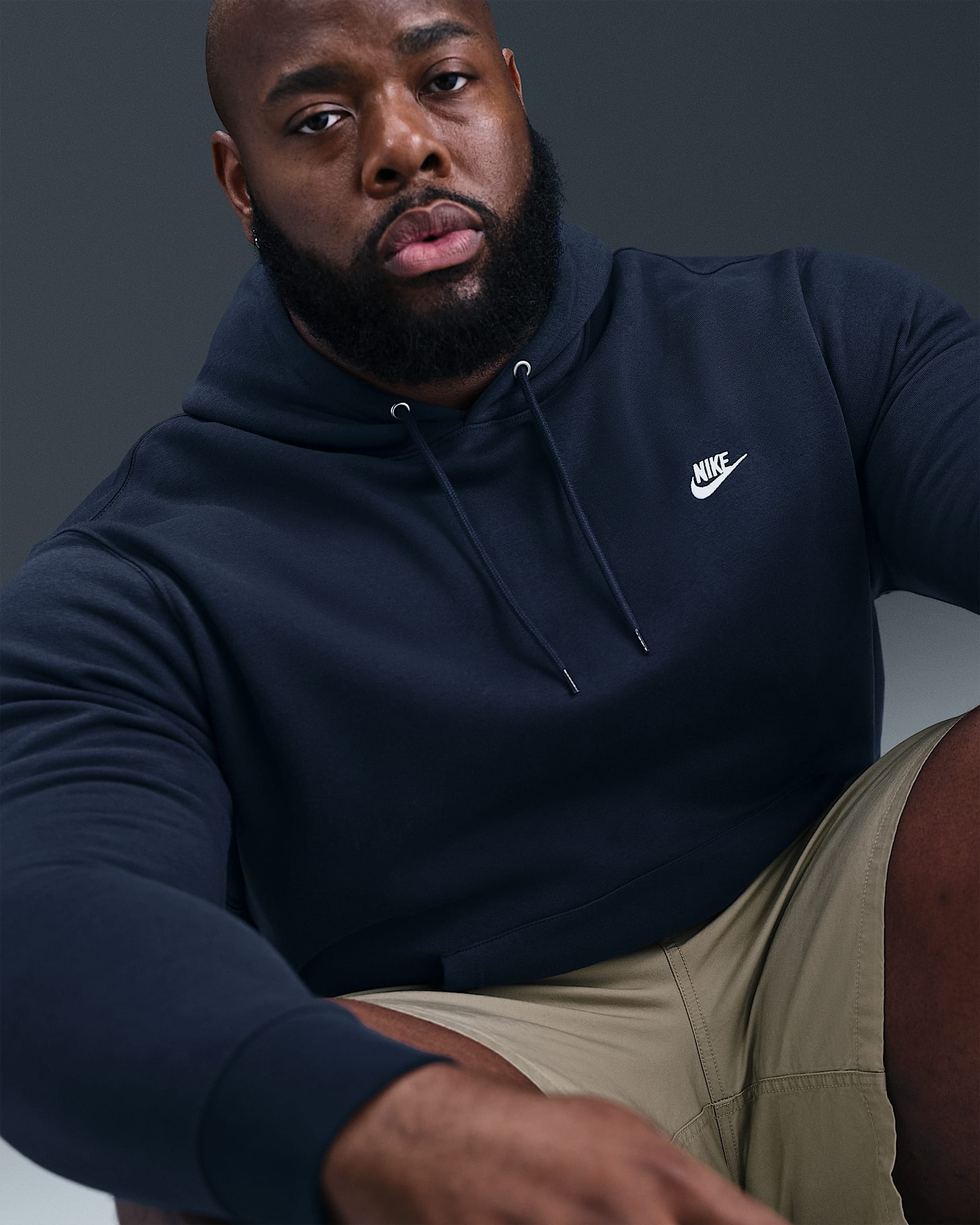 Felpa pullover in fleece con cappuccio Nike Club – Uomo - Ossidiana/Ossidiana/Bianco