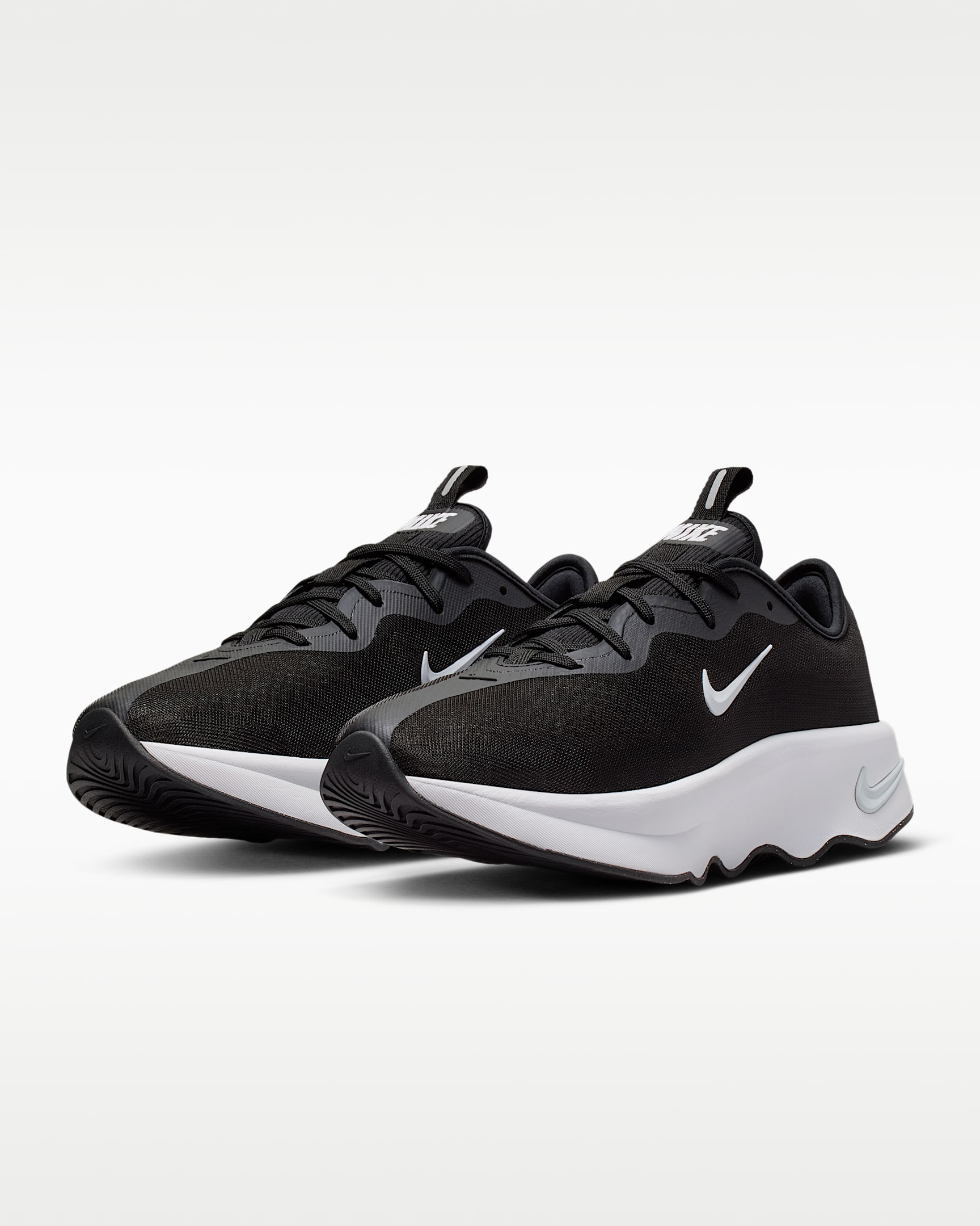 รองเท้าเดินผู้หญิง Nike Motiva 2 - ดำ/Pure Platinum/ขาว