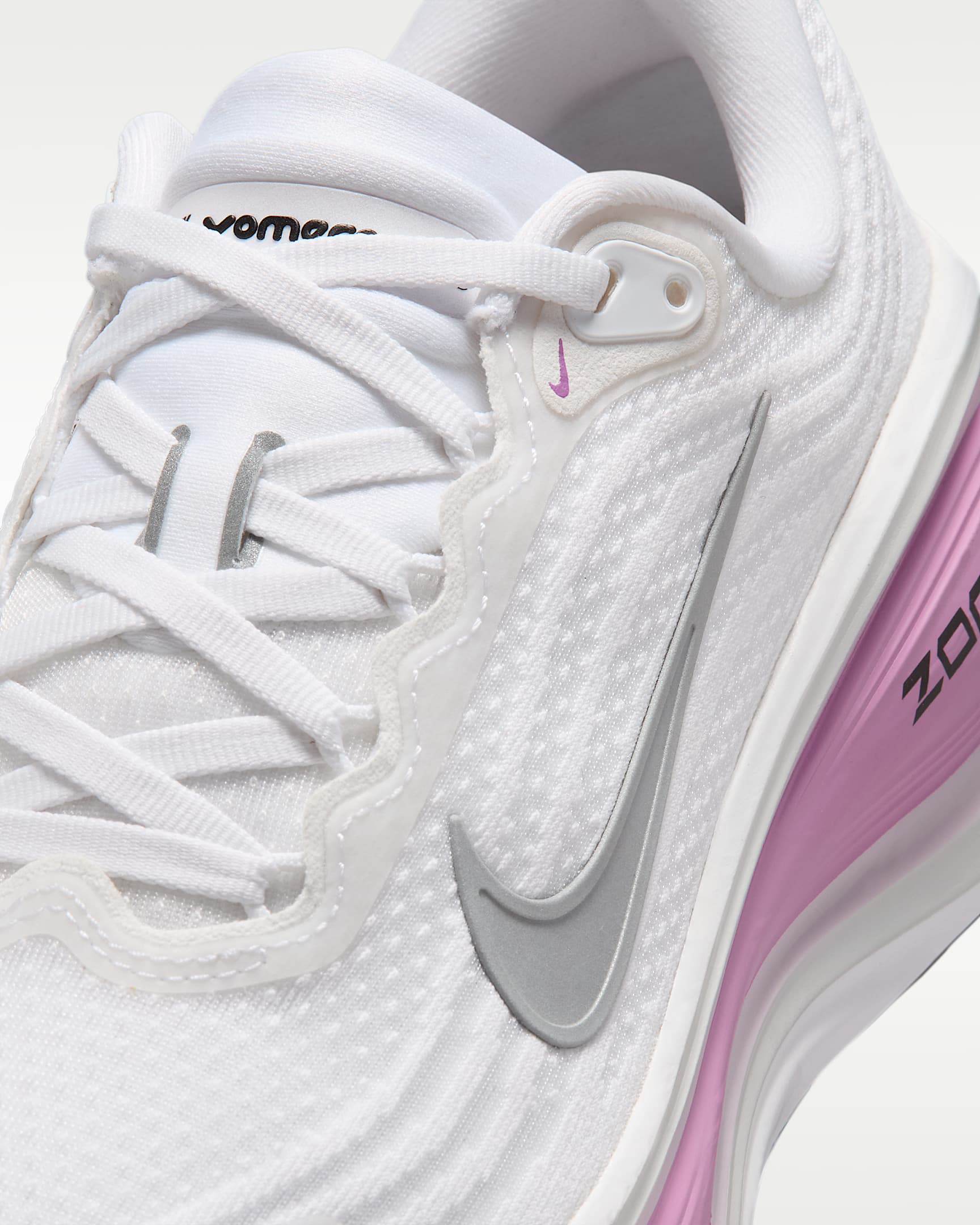 Tenis de correr en pavimento para mujer Nike Vomero Plus - Blanco/Lila desteñido/Blanco cumbre/Plata metalizado