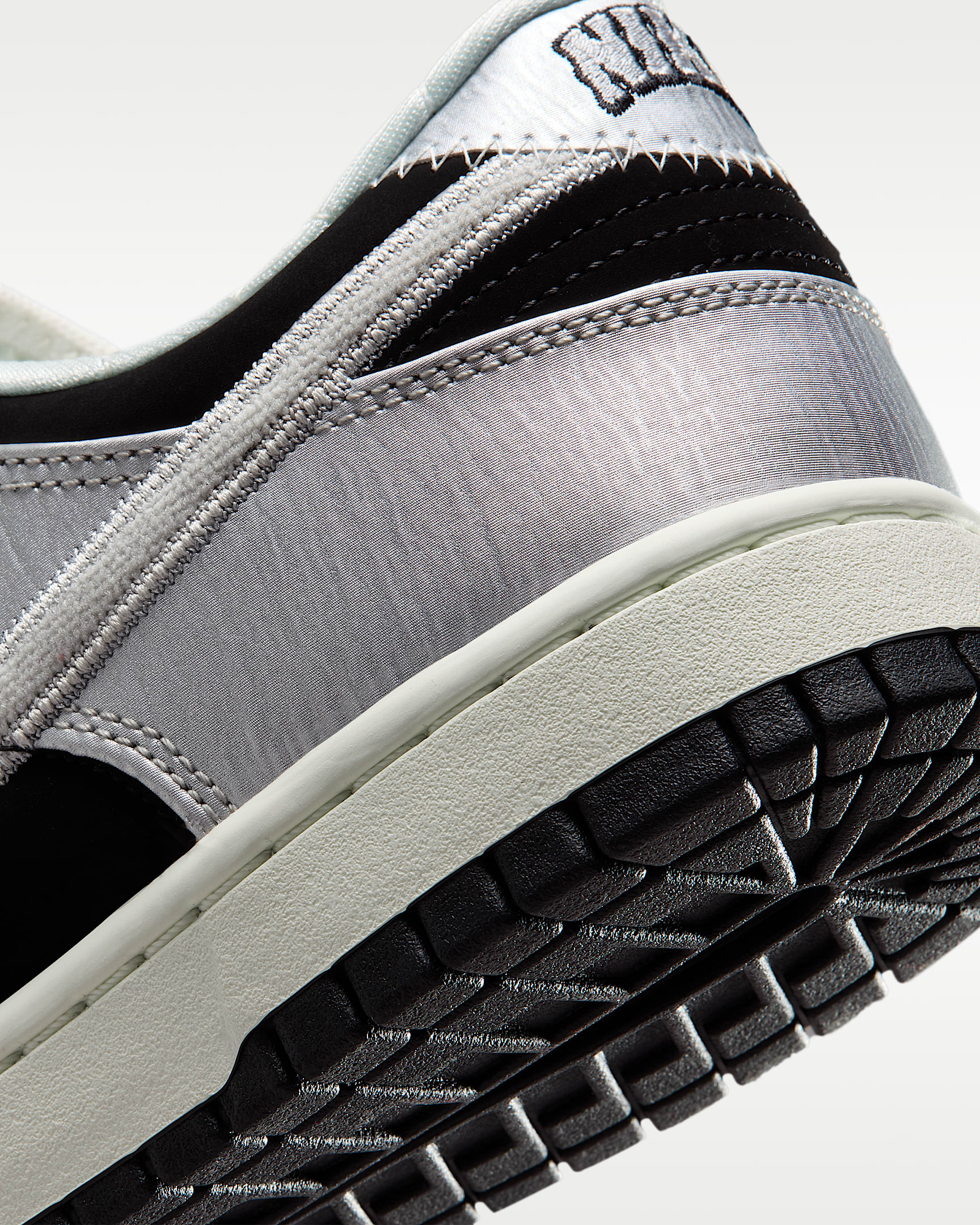 Nike Dunk Low Retro Herrenschuh - Metallic Silver/Schwarz/Sail/Metallic Silver