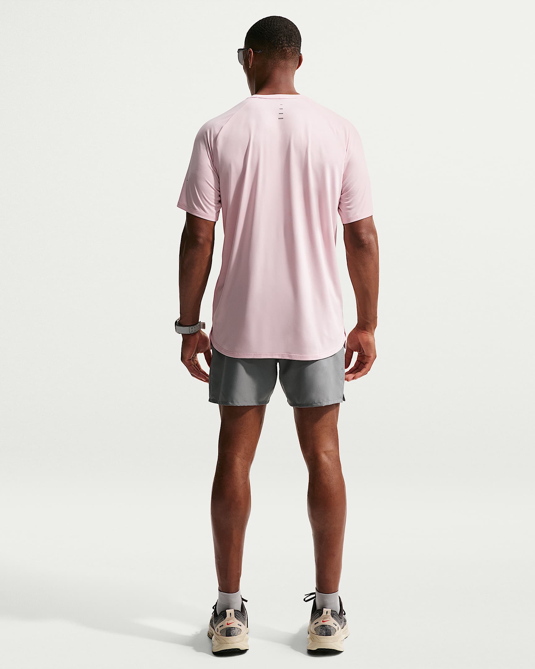 Playera de correr de manga corta Dri-FIT ADV para hombre Nike Stride - Rojo sedimento