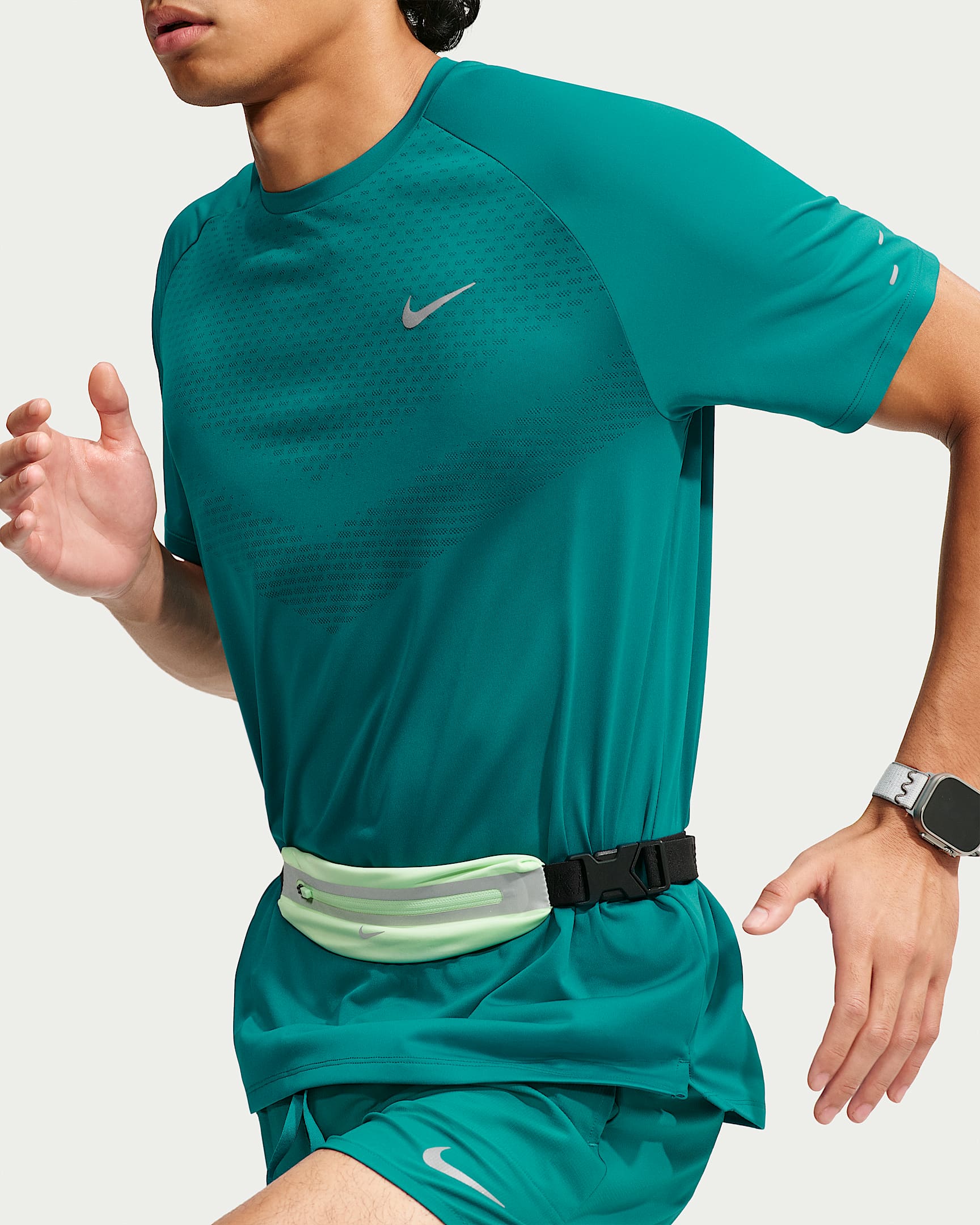 Playera de correr de manga corta Dri-FIT ADV para hombre Nike Stride - Abeto brillante