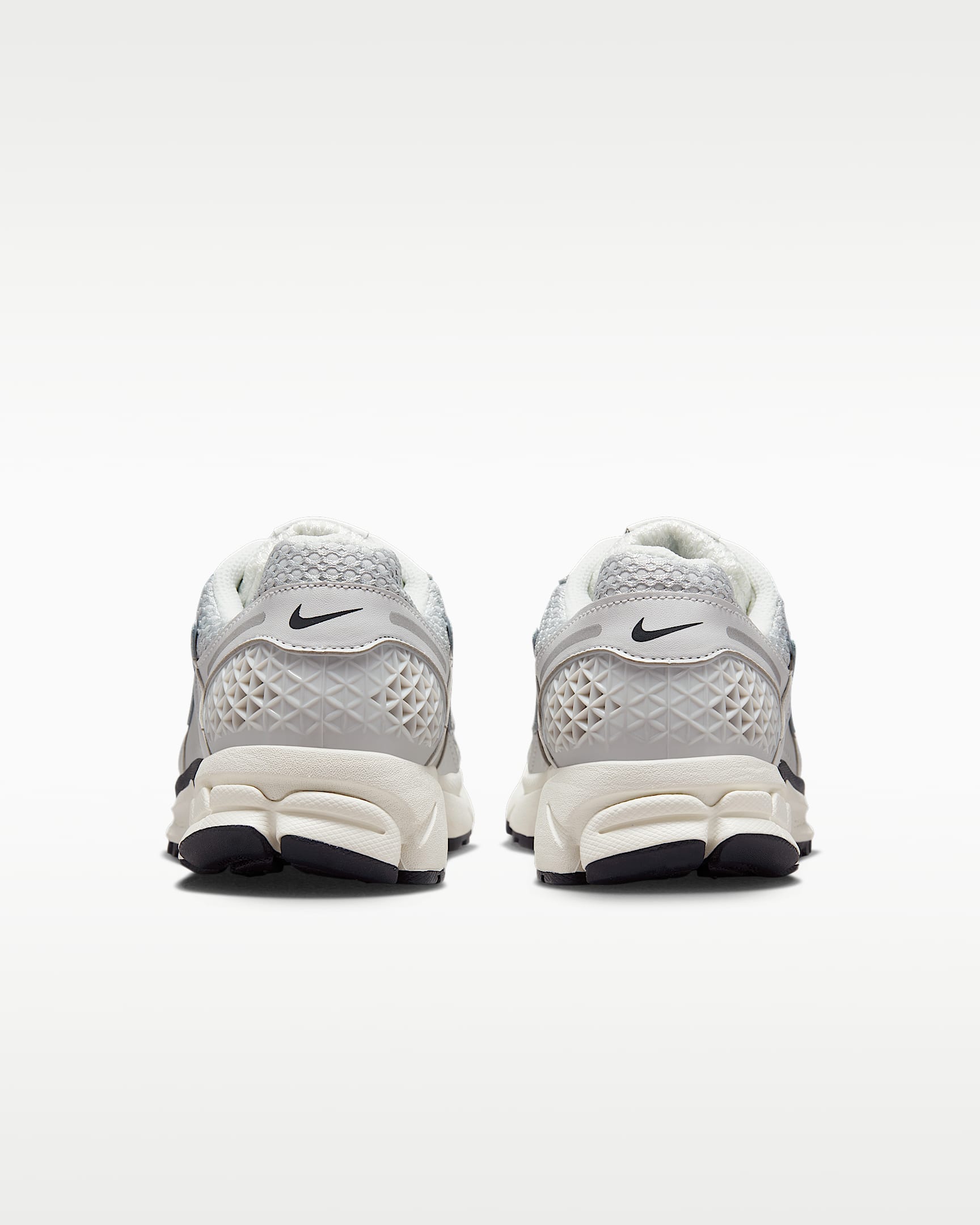 Nike Zoom Vomero 5 Women's Shoes - Photon Dust/Gridiron/Sail/Chrome
