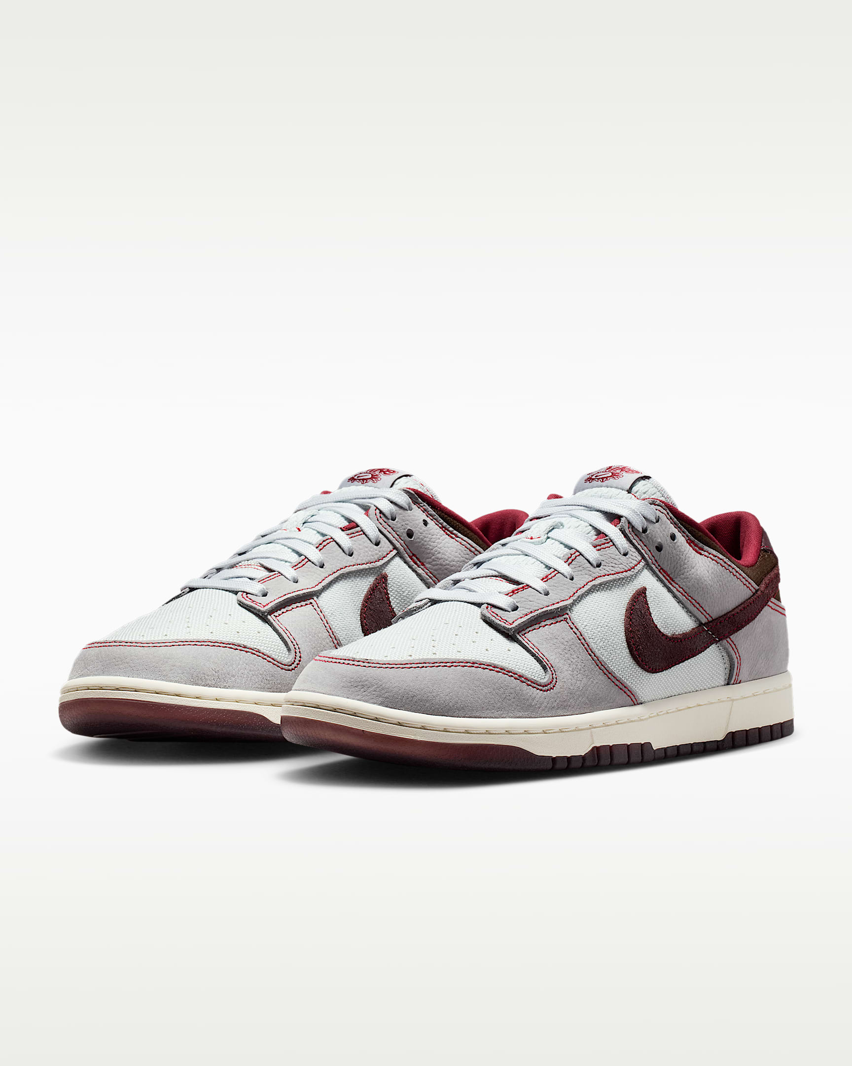 Nike Dunk Low Retro SE Schuh (Herren) - Pure Platinum/Wolf Grey/Team Red/Burgundy Crush