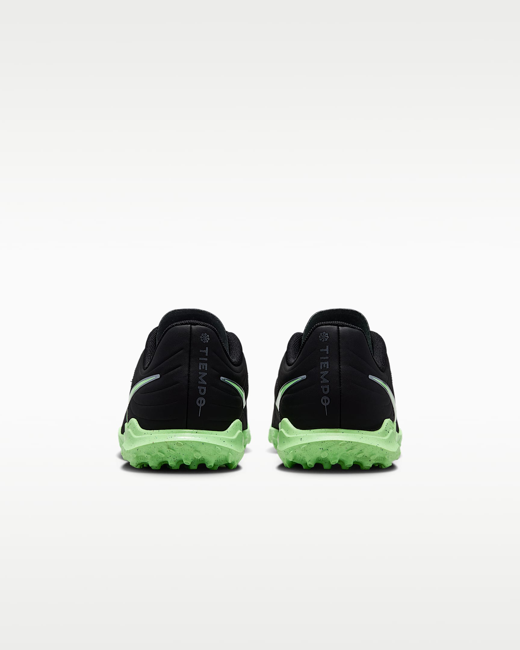 Nike Jr. Tiempo Maestro Club Low Top-fodboldsko til grus til større børn - sort/sort/Illusion Green