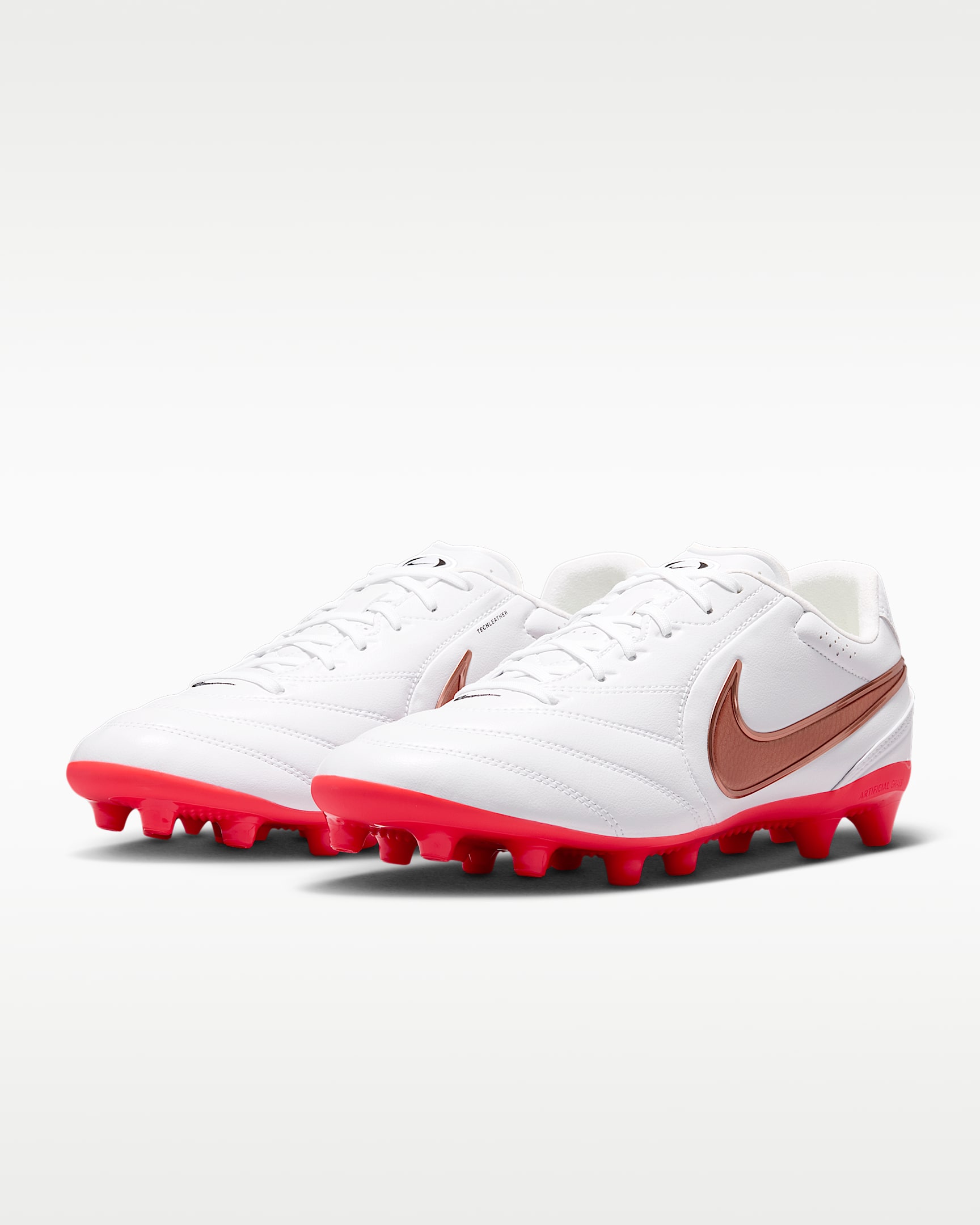 Tacos de fútbol para pasto artificial de corte low Nike Tiempo Ligera Pro - Blanco/Carmesí brillante/Difuso