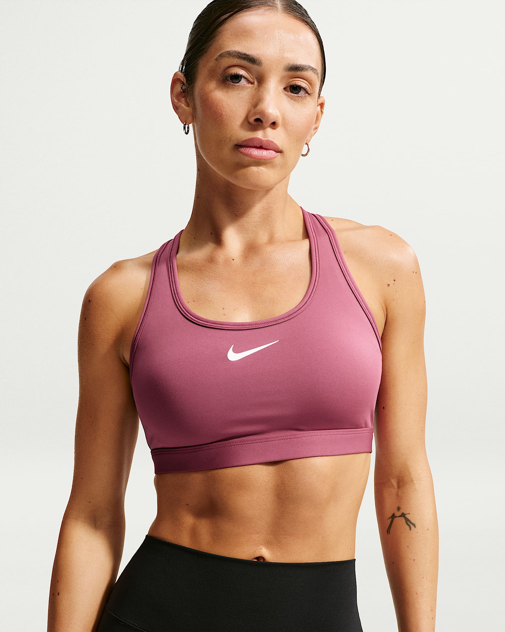 Nike Swoosh közepes tartást adó, párnázott női sportmelltartó - Pink Smoke/Fehér