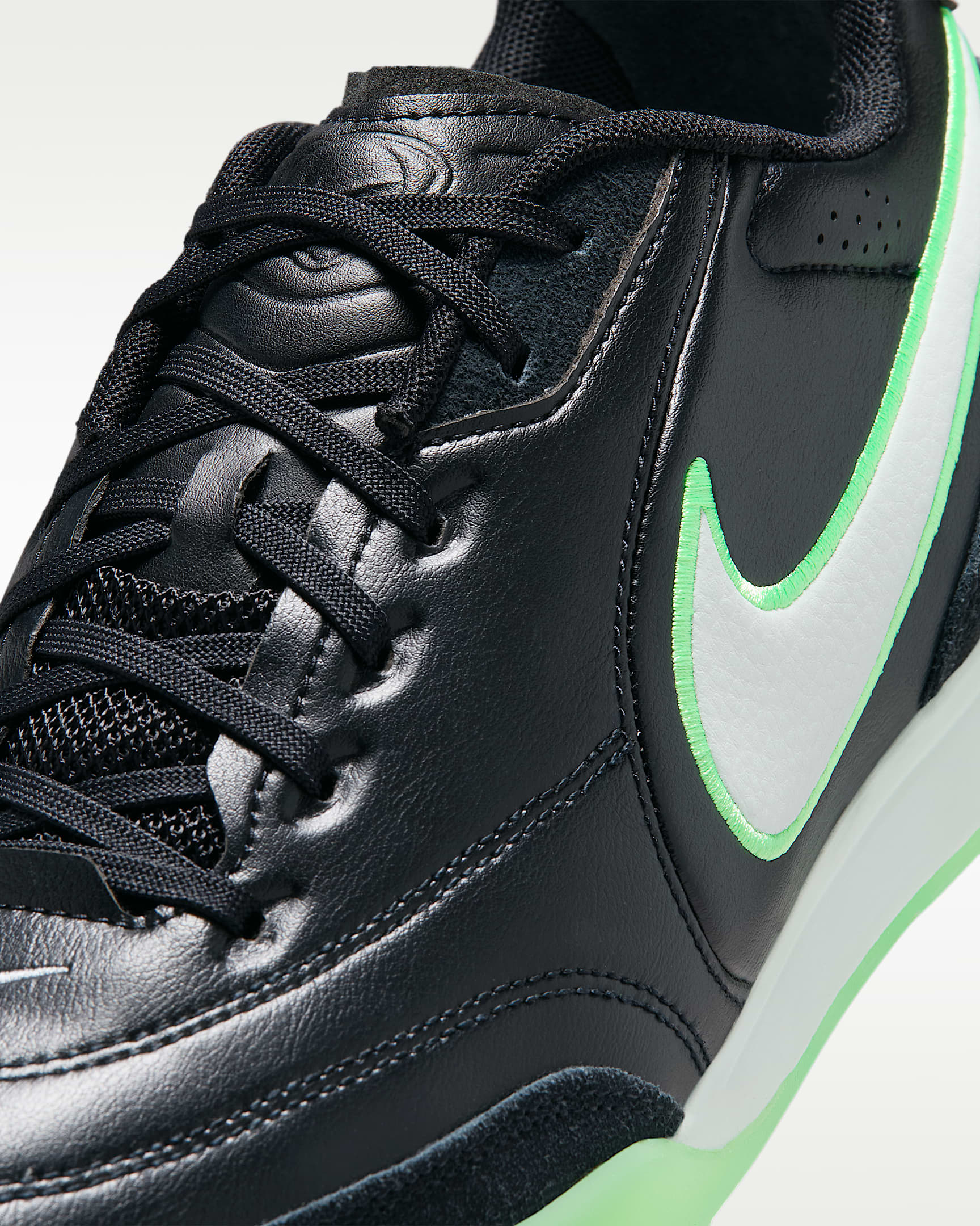 รองเท้าฟุตบอลไม่หุ้มข้อสำหรับสนามในร่ม/คอร์ท Nike Tiempo Streetgato - ดำ/ดำ/Illusion Green