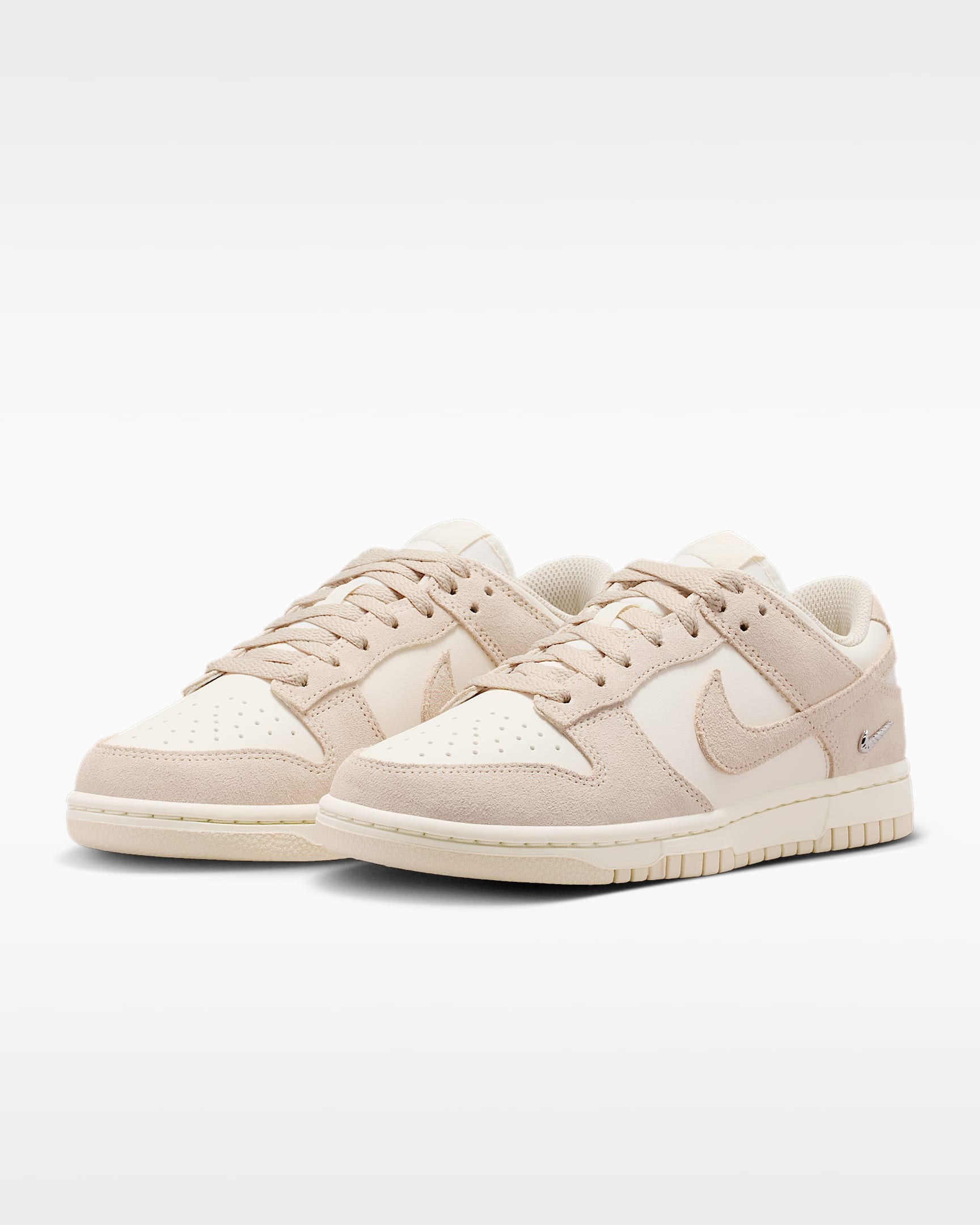 Chaussure Nike Dunk Low Suede pour femme - Pearl White/Pale Ivory/Metallic Silver/Pearl White