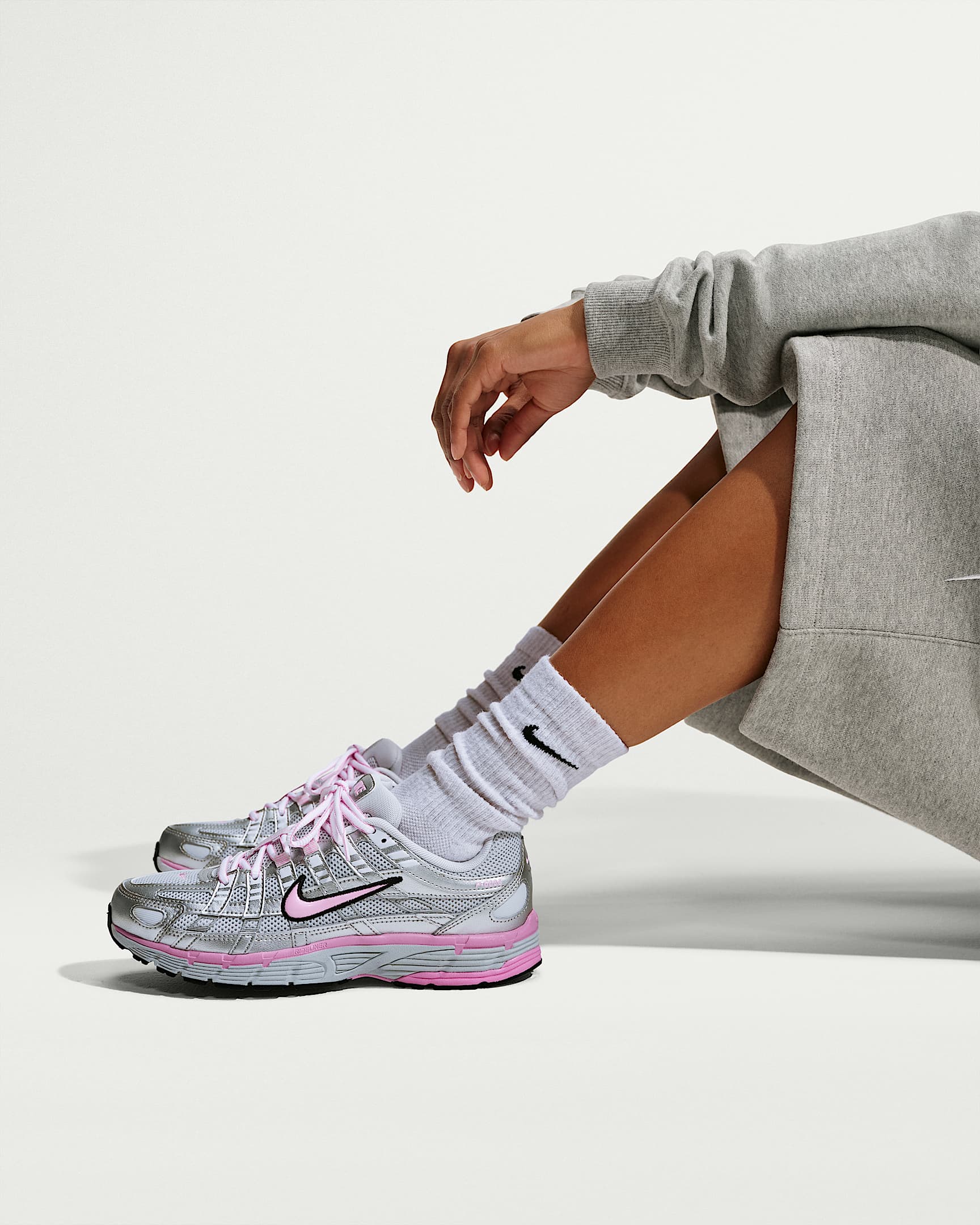 Nike P-6000 női cipő - Pure Platinum/Metallic Silver/Fekete/Pink Rise