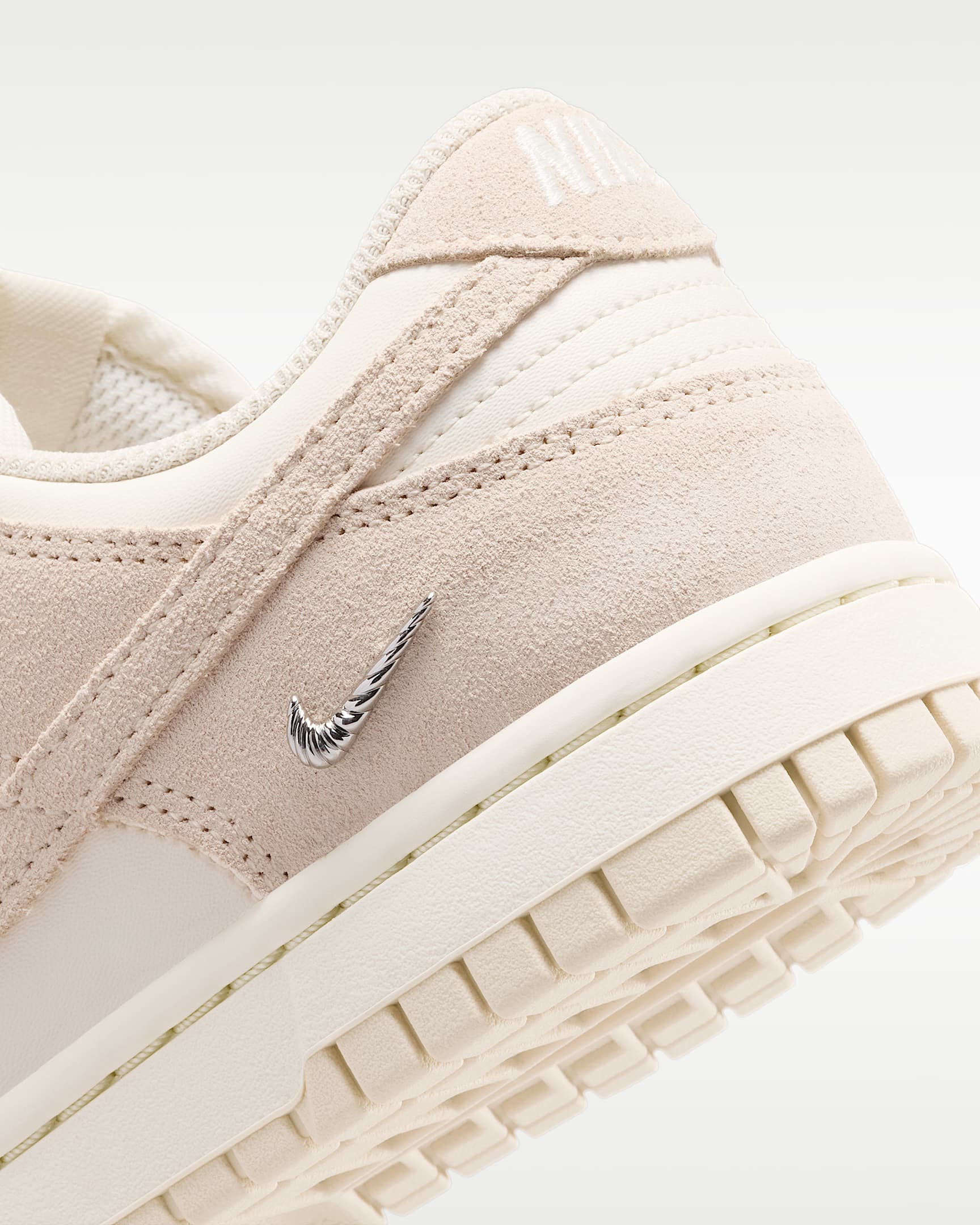 Chaussure Nike Dunk Low Suede pour femme - Pearl White/Pale Ivory/Metallic Silver/Pearl White