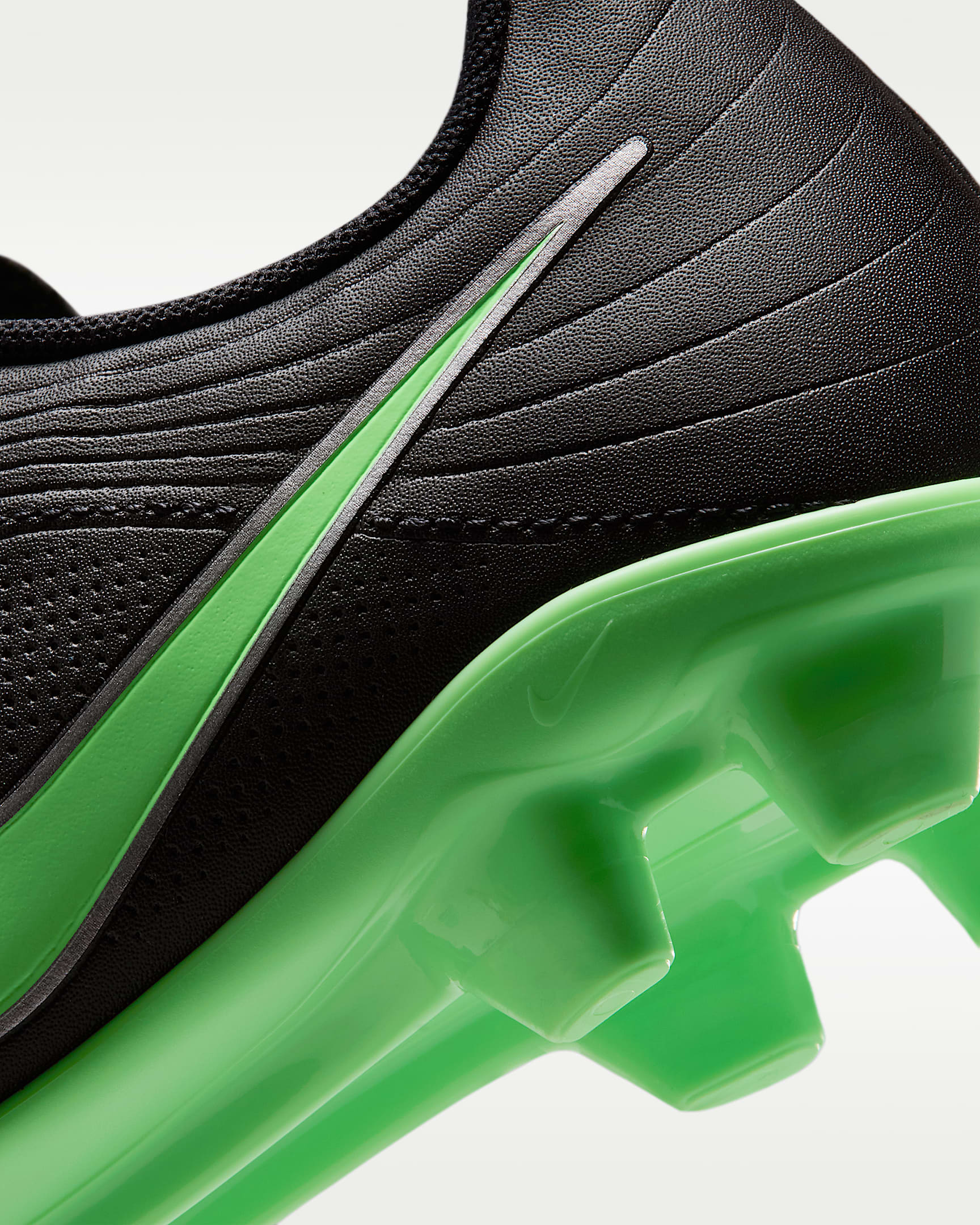 Nike Jr. Tiempo Maestro Club lav fotballsko til flere underlag til store barn - Svart/Svart/Illusion Green