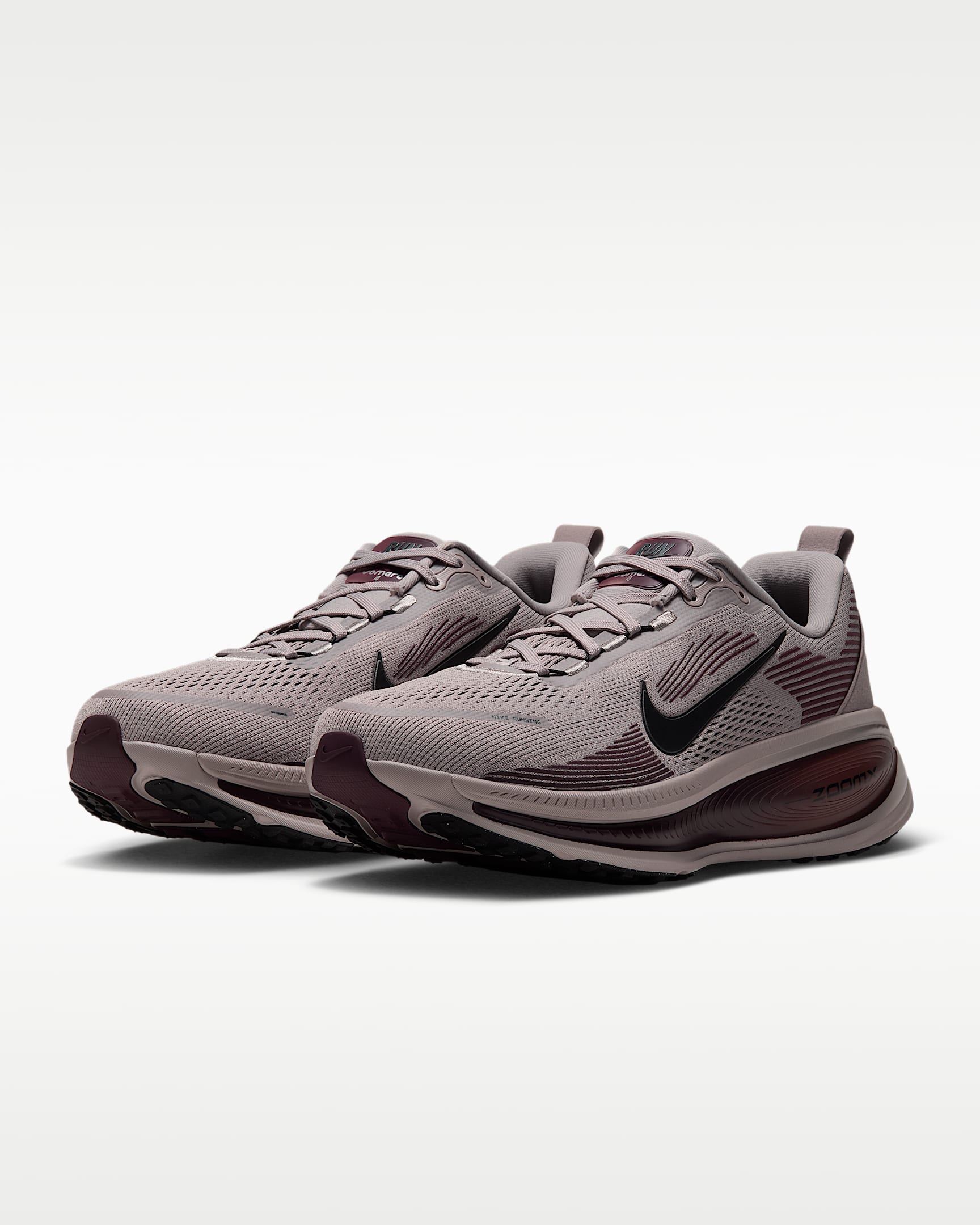 Scarpa da running su strada Nike Vomero 18 – Uomo - College Grey/Light Boulder/Burgundy Crush/Nero