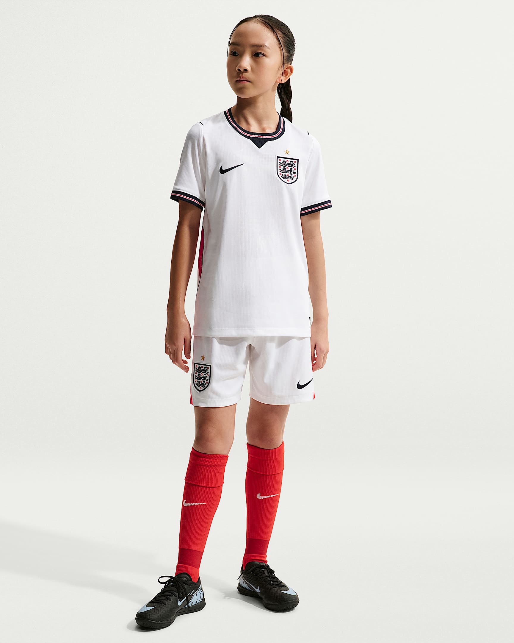 イングランド ナショナルチーム 2026 スタジアム ホーム ジュニア ナイキ Dri-FIT サッカー ユニフォーム トップス - ホワイト/スピードレッド/オブシディアン/オブシディアン