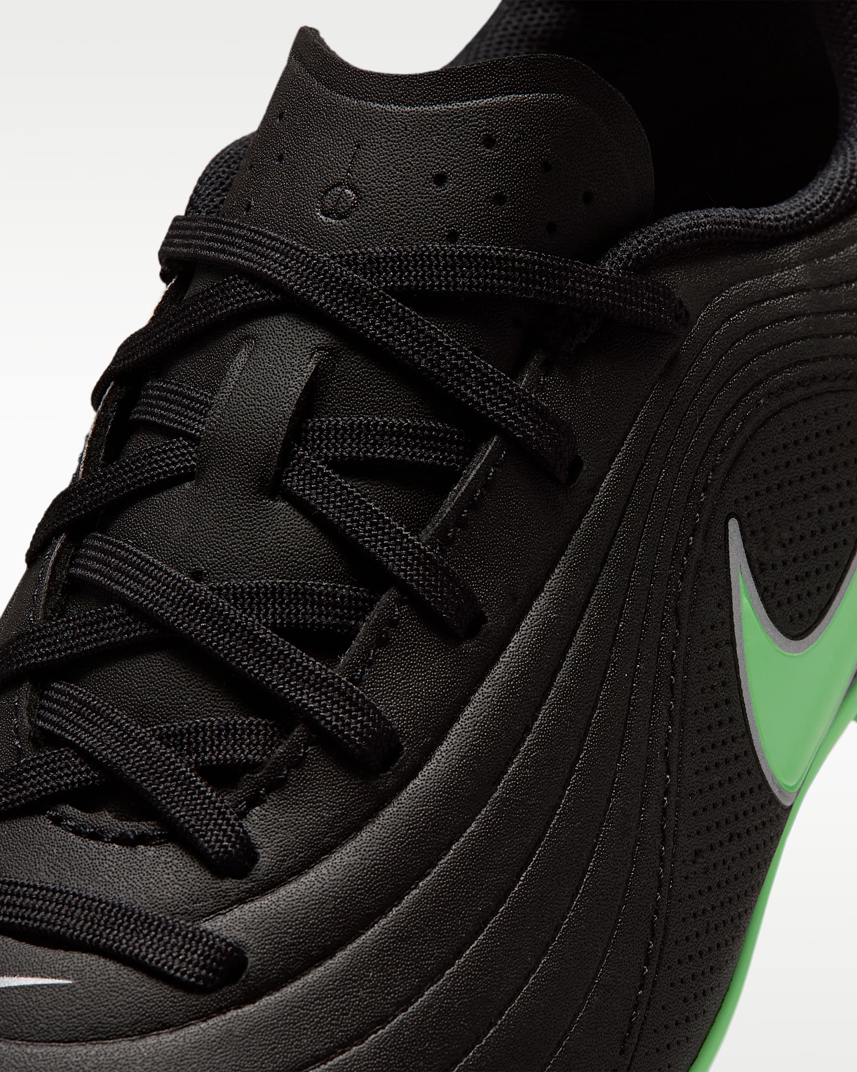 Nike Jr. Tiempo Maestro Club lav fotballsko til flere underlag til store barn - Svart/Svart/Illusion Green