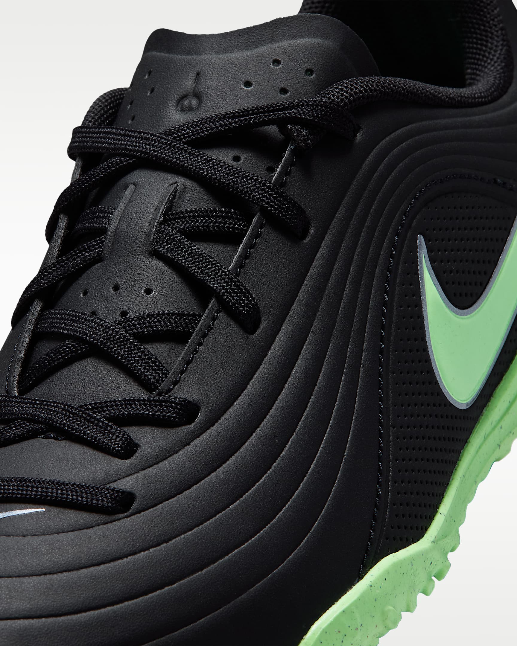 Nike Jr. Tiempo Maestro Club Low Top-fodboldsko til grus til større børn - sort/sort/Illusion Green
