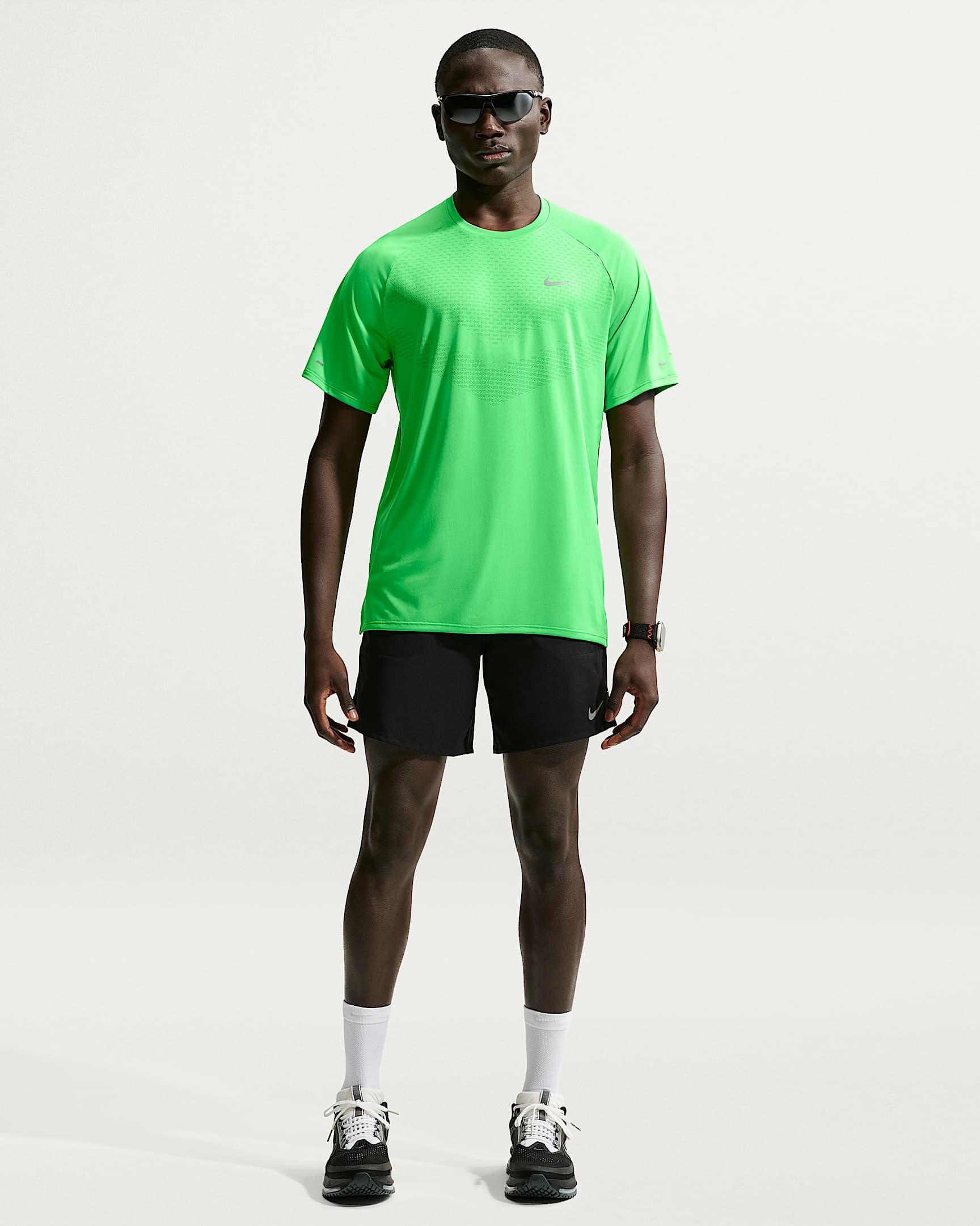 Kortärmad löpartröja Nike Stride Dri-FIT ADV för män - Green Spark
