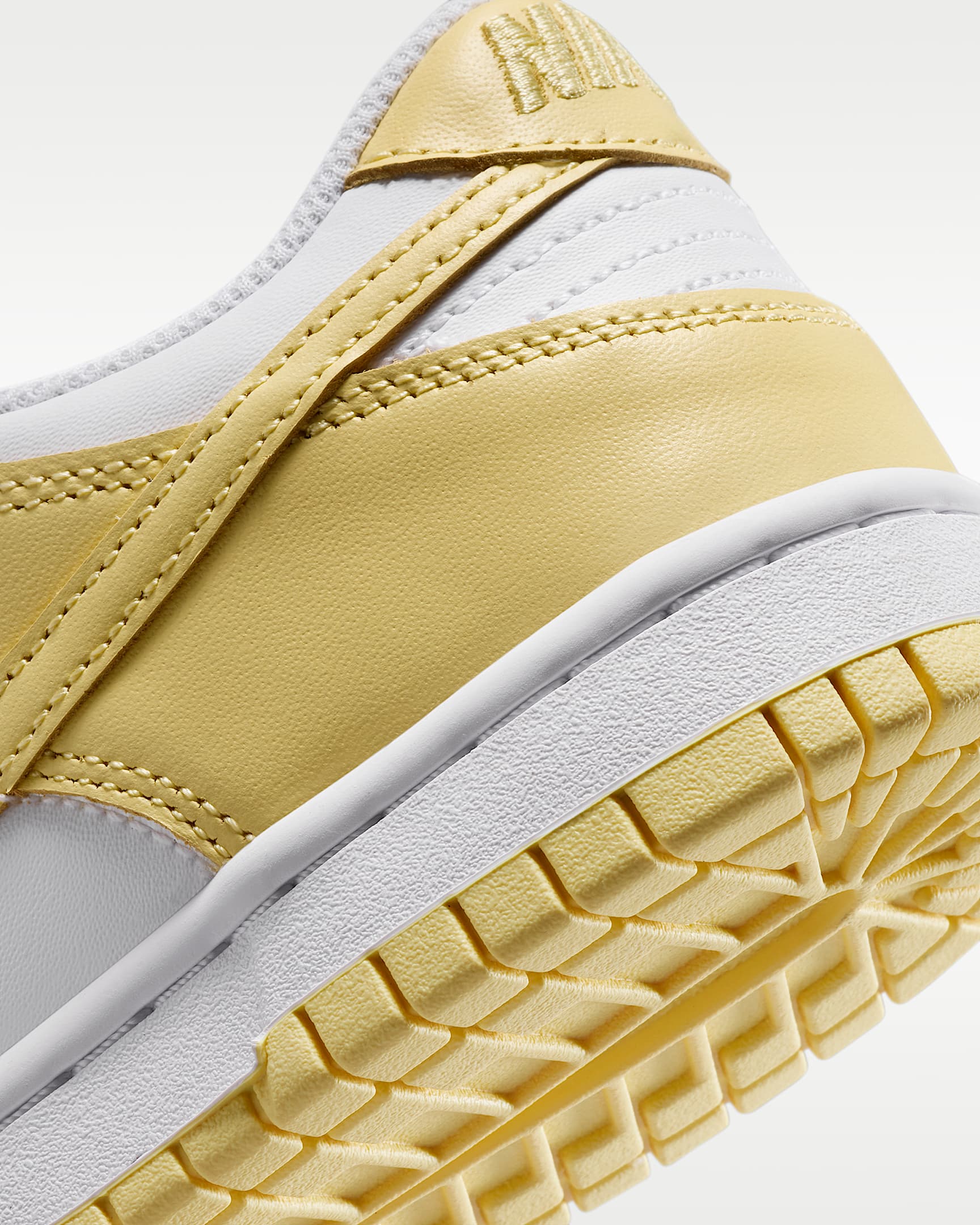 Tenis para niños grandes Nike Dunk Low - Blanco/Amarillo suave/Amarillo suave