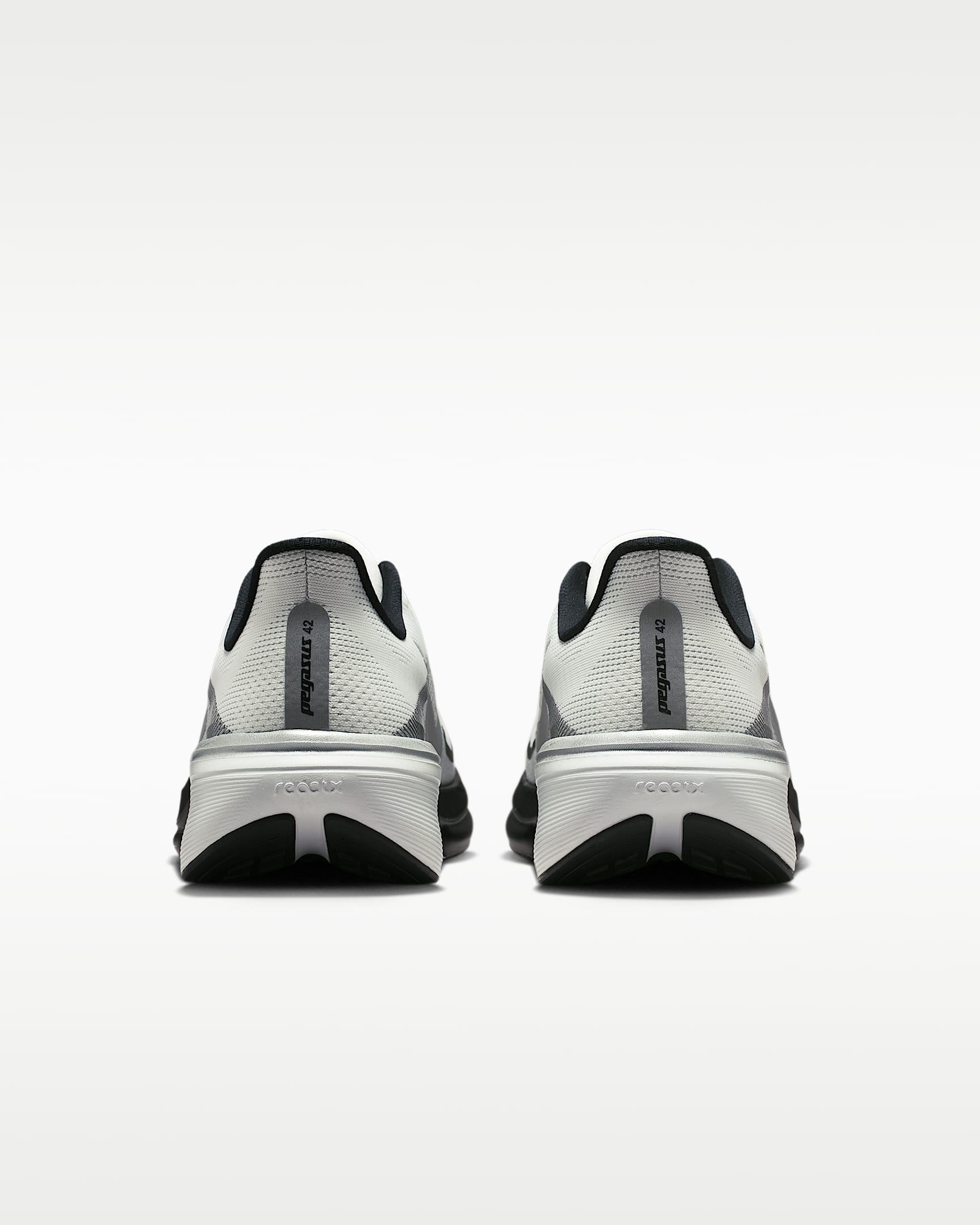 Sapatilhas de running em estrada Nike Pegasus 42 para homem - Branco Summit/Photon Dust/Preto/Prateado metalizado