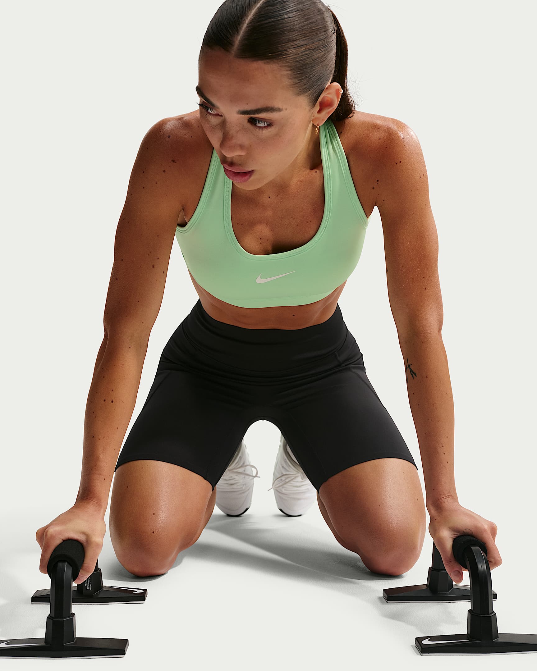Nike Swoosh Women's Medium-Support Padded Sports Bra - Cucumber Calm/White