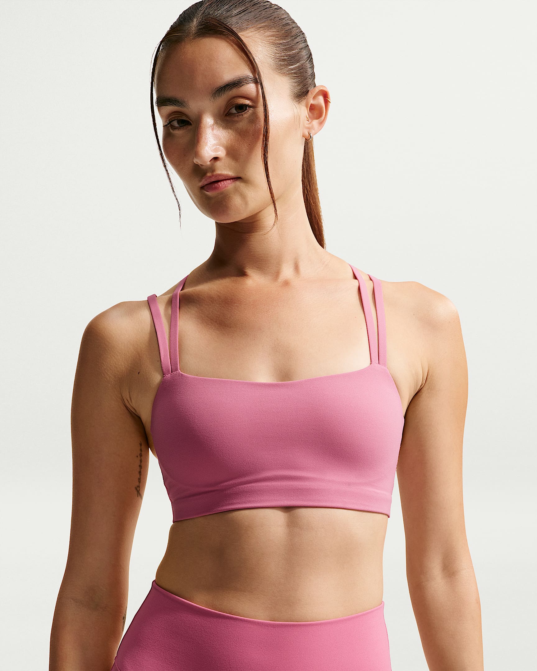 สปอร์ตบราผู้หญิงซัพพอร์ตบางเบาเสริมฟองน้ำ Nike Zenvy Strappy - Peony/ขาว
