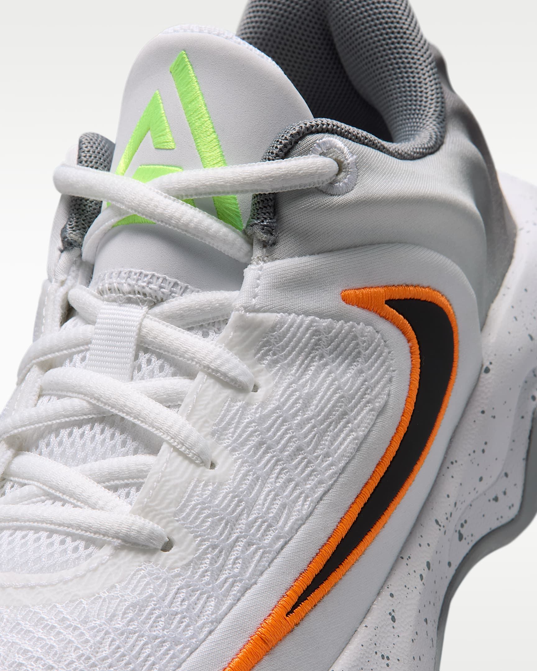 Giannis Immortality 4 大童籃球鞋 - 白色/Volt/Wolf Grey/黑色