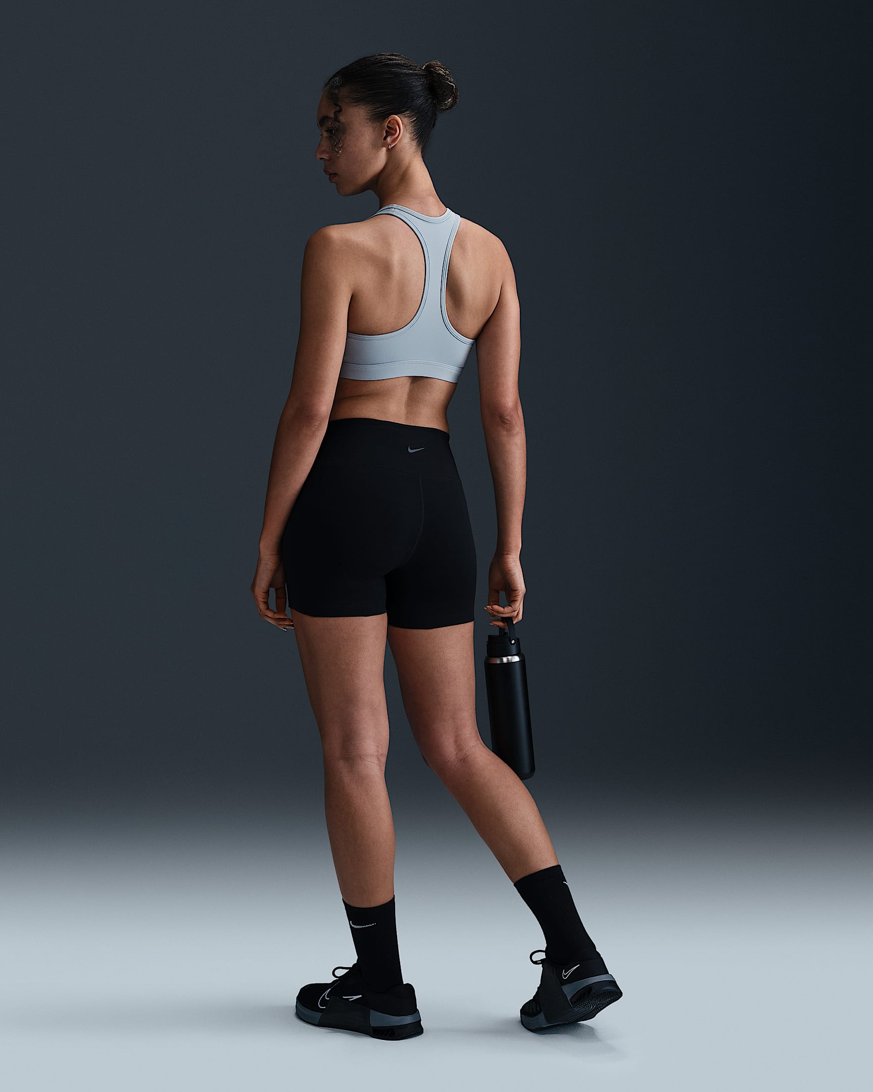 Bra deportivo con almohadilla de media sujeción para mujer Nike Swoosh - Azul militar claro/Azul militar claro/Blanco