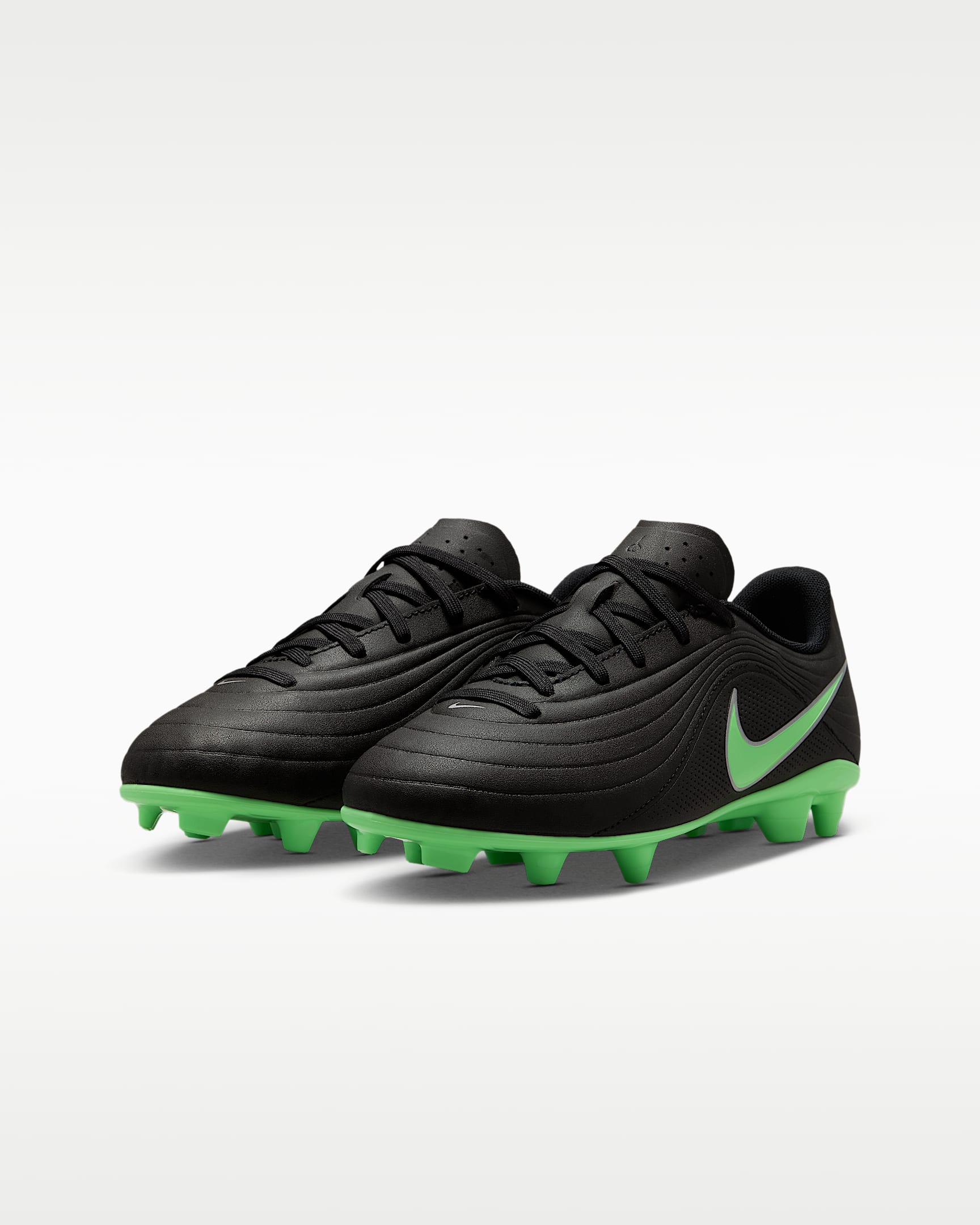 Nike Jr. Tiempo Maestro Club lav fotballsko til flere underlag til store barn - Svart/Svart/Illusion Green