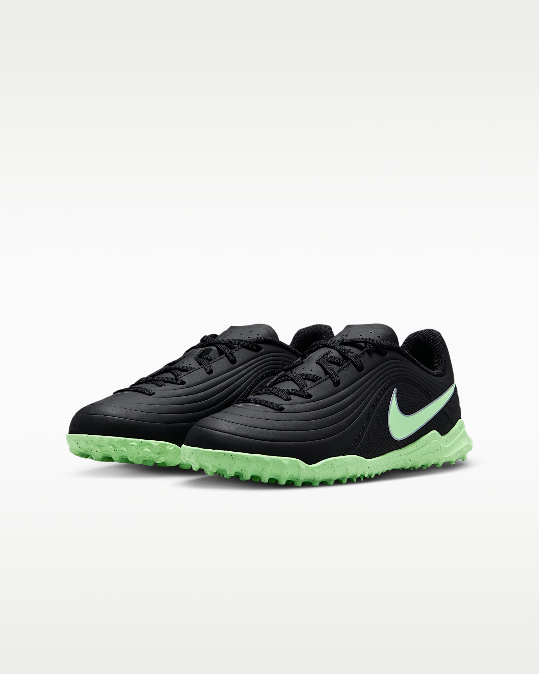 Nike Jr. Tiempo Maestro Club Low Top-fodboldsko til grus til større børn - sort/sort/Illusion Green