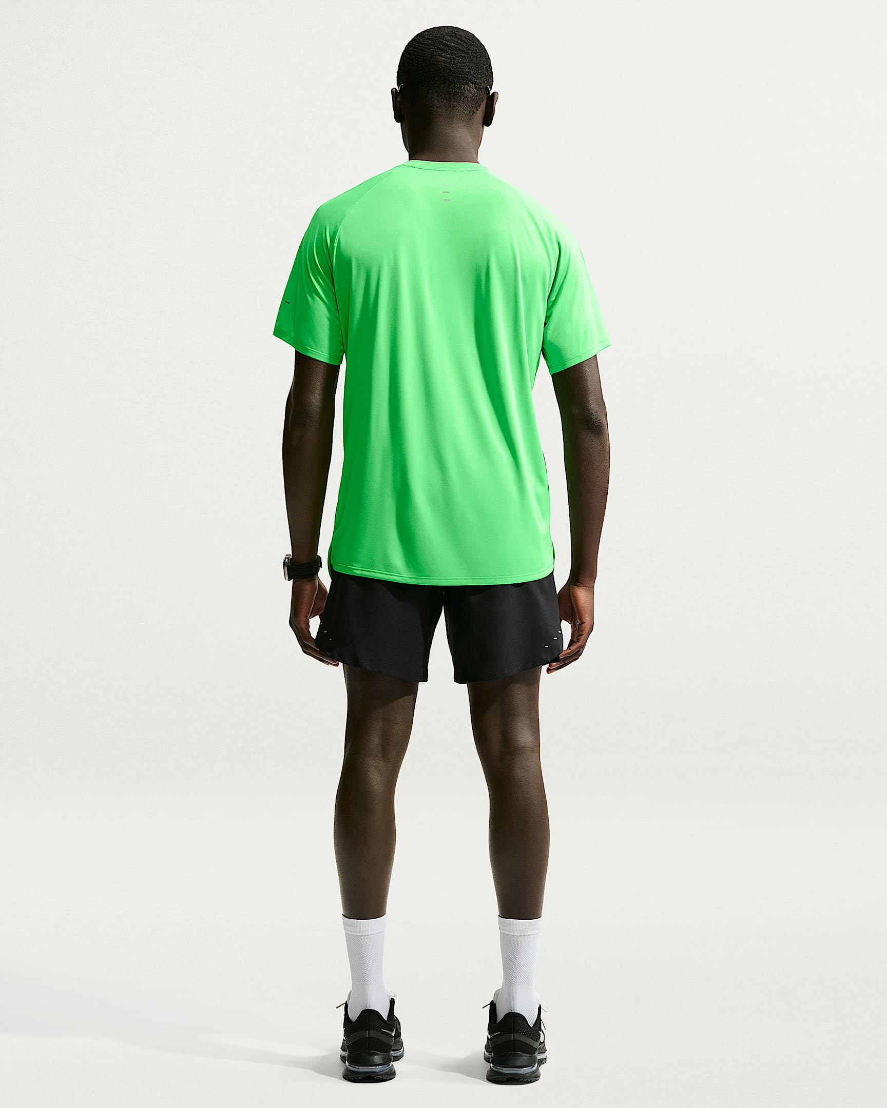 Kortärmad löpartröja Nike Stride Dri-FIT ADV för män - Green Spark
