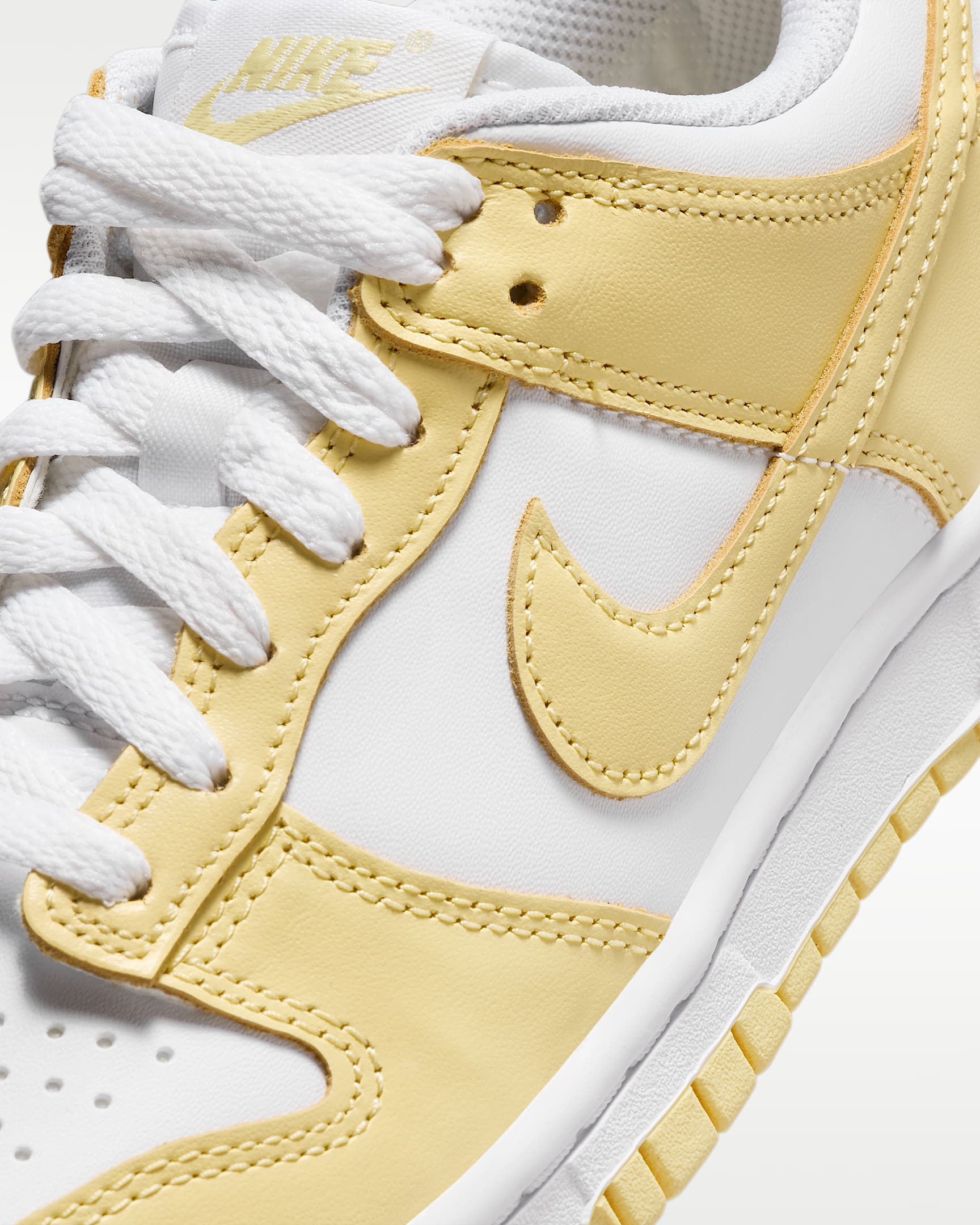 Tenis para niños grandes Nike Dunk Low - Blanco/Amarillo suave/Amarillo suave