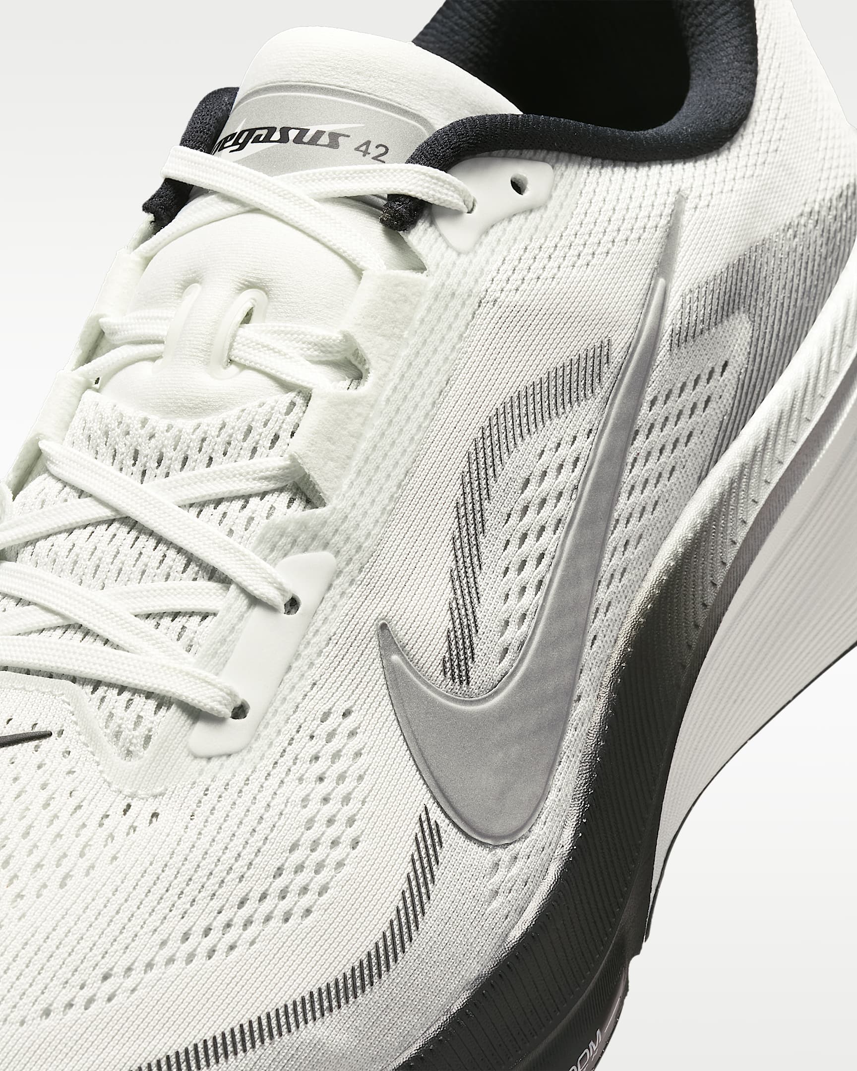 Sapatilhas de running em estrada Nike Pegasus 42 para homem - Branco Summit/Photon Dust/Preto/Prateado metalizado