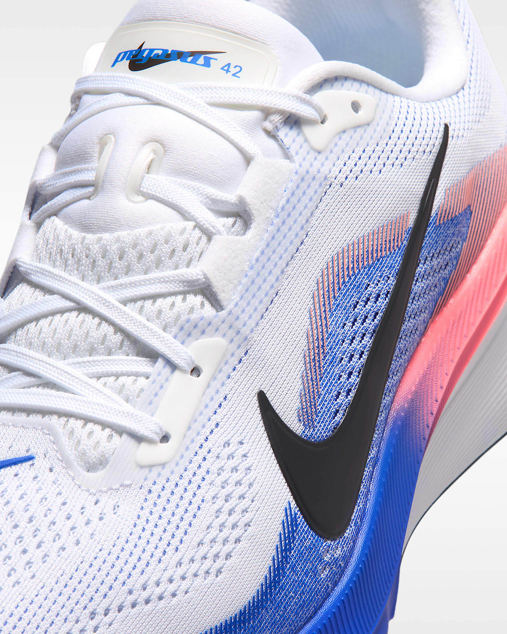 Nike Pegasus 42 Straßenlaufschuh (Herren) - Weiß/Racer Blue/Atomic Pink/Schwarz