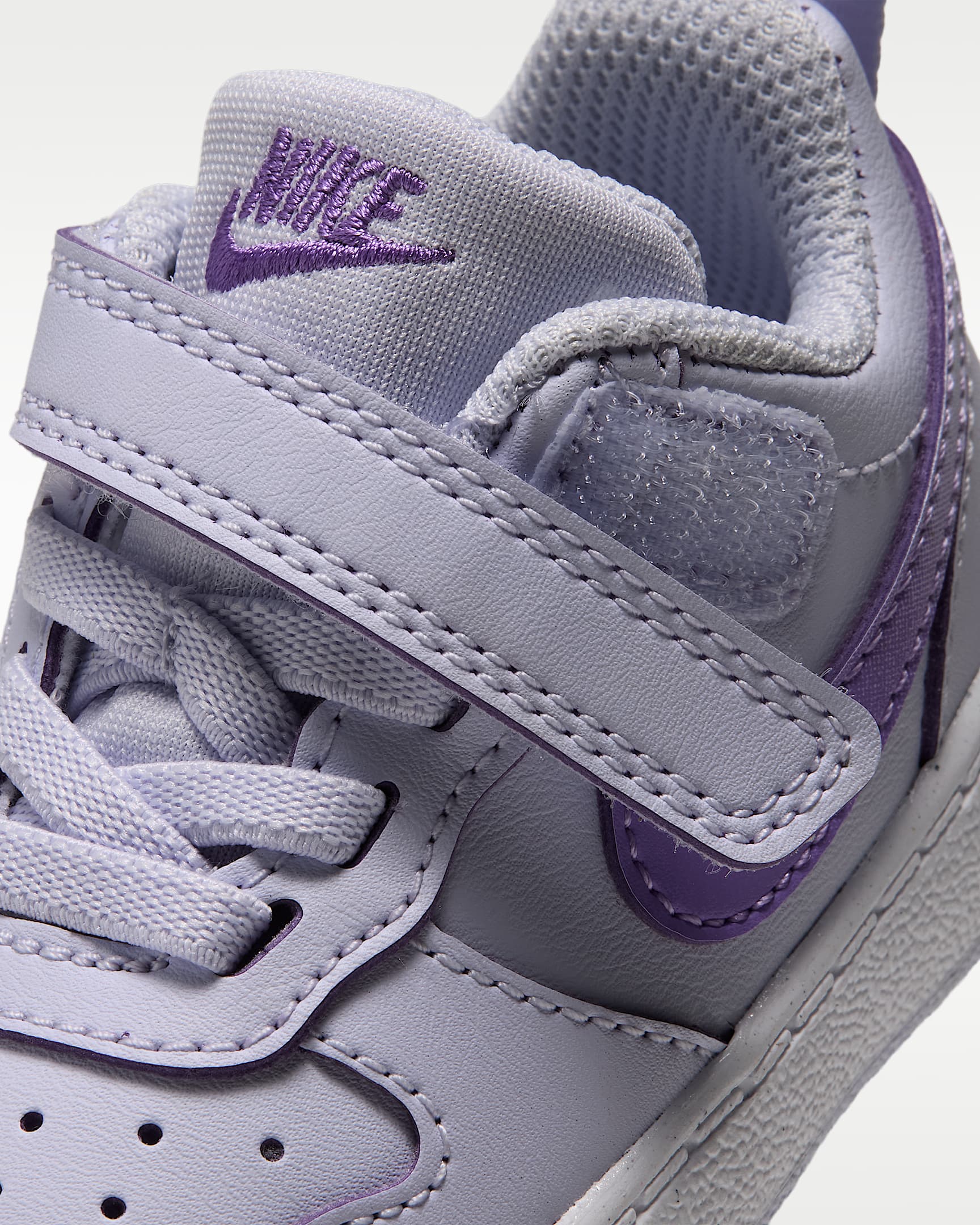Tenis Nike para bebé e infantil Court Borough Low - Morado muy pálido/Blanco/Uva acción