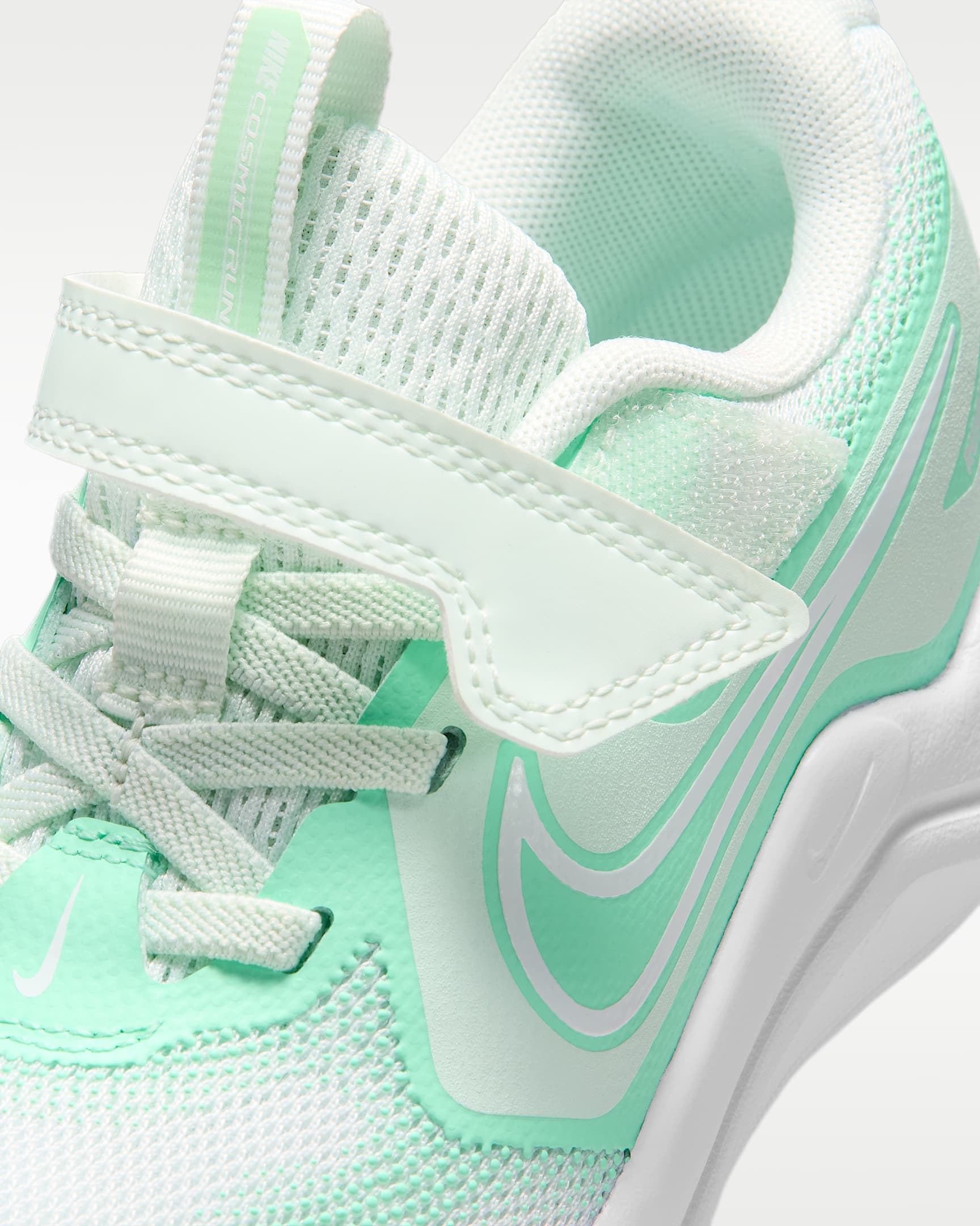 Nike Cosmic Runner Schuh (jüngere Kinder) - Barely Green/Arctic Green/Weiß